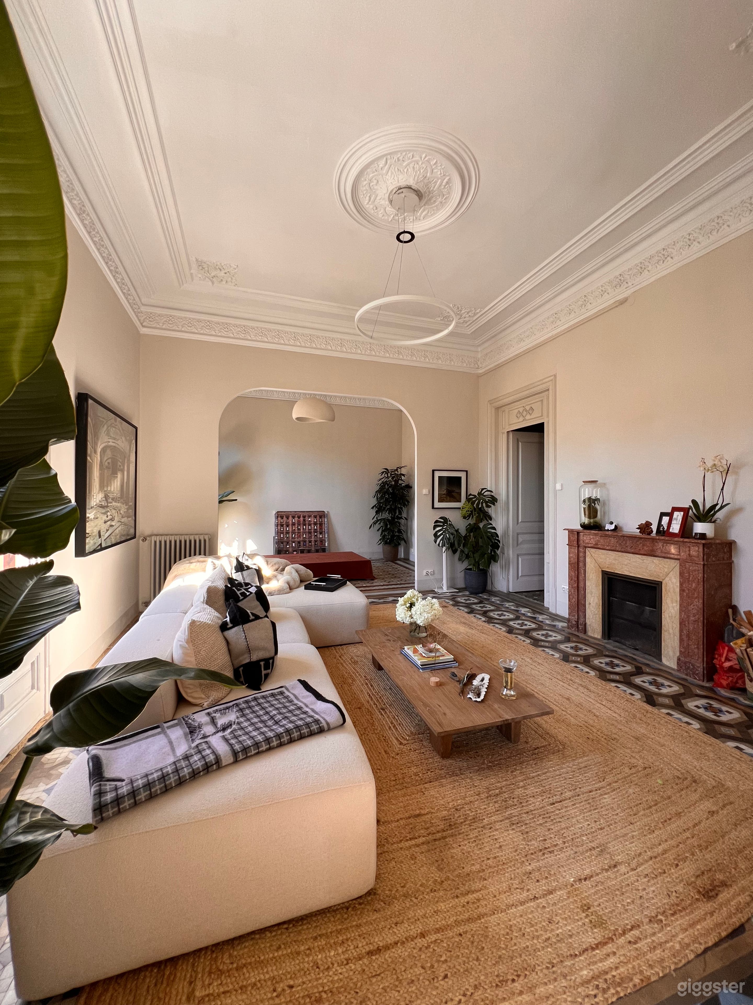 Apartamento elegante con suelos históricos de baldosas, ornamentado Foto 1