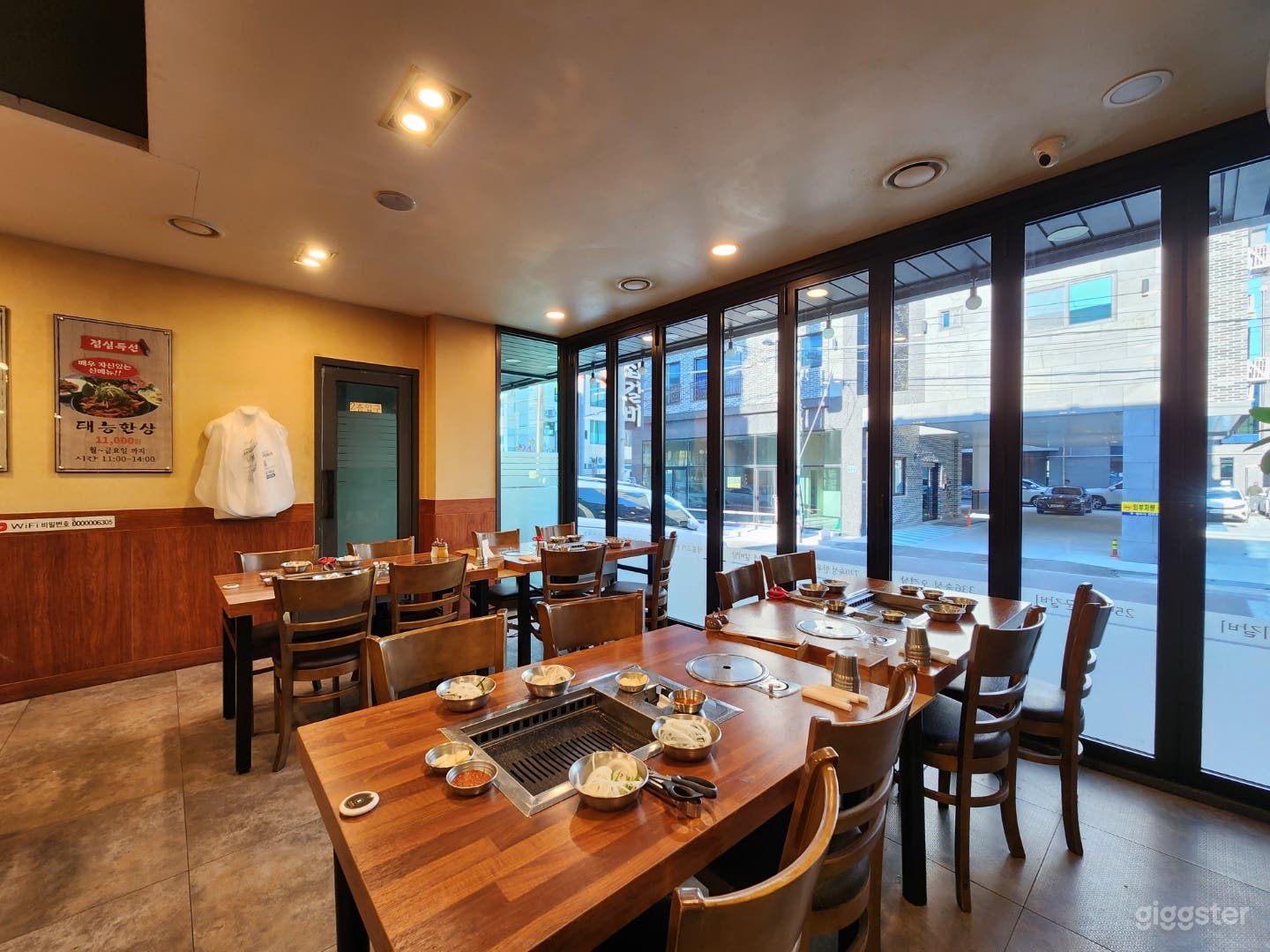 따뜻하고 현대적인 느낌의 갈비 맛집 대형 식당 Photo 1