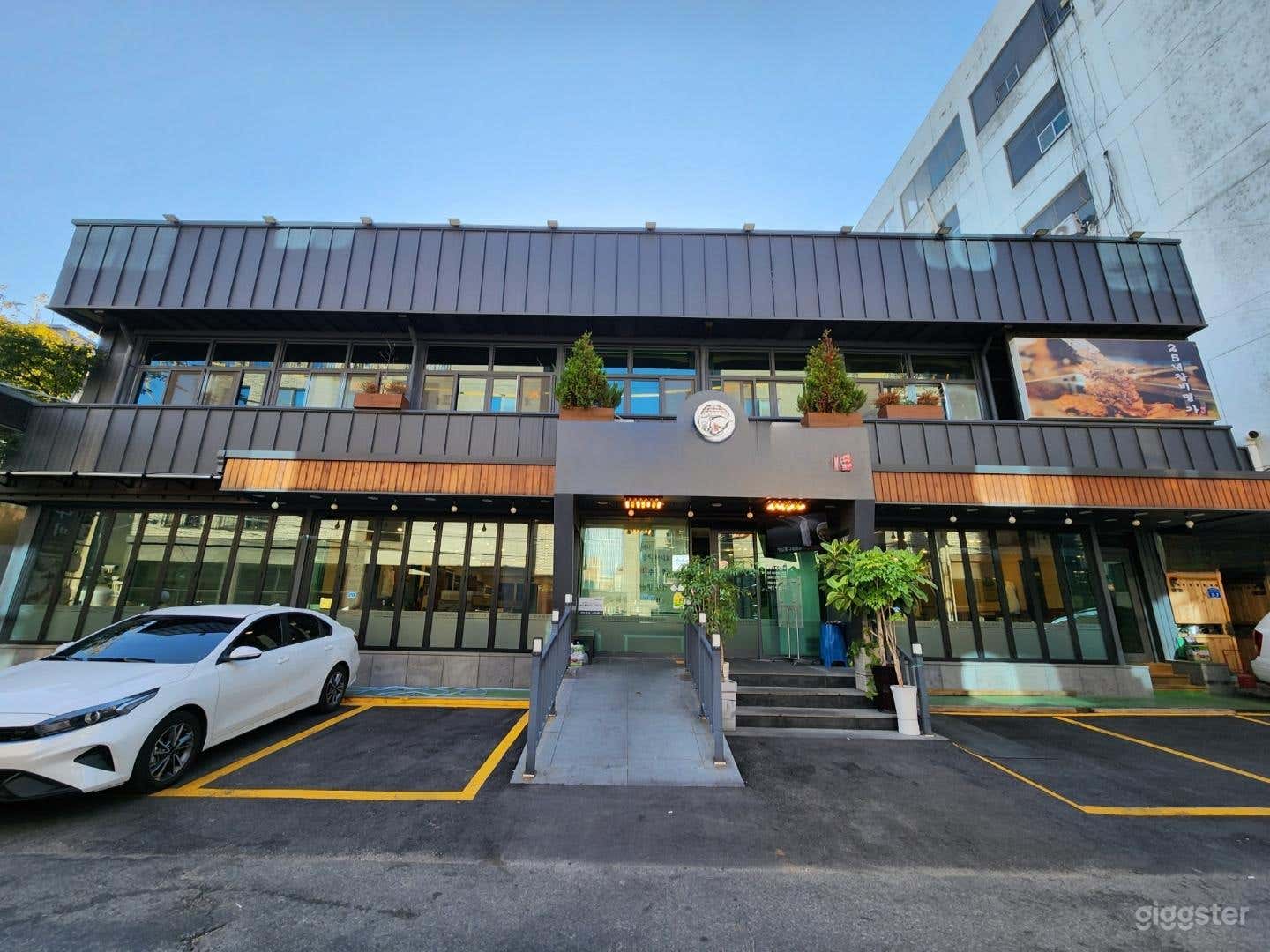 따뜻하고 현대적인 느낌의 갈비 맛집 대형 식당 Photo 4