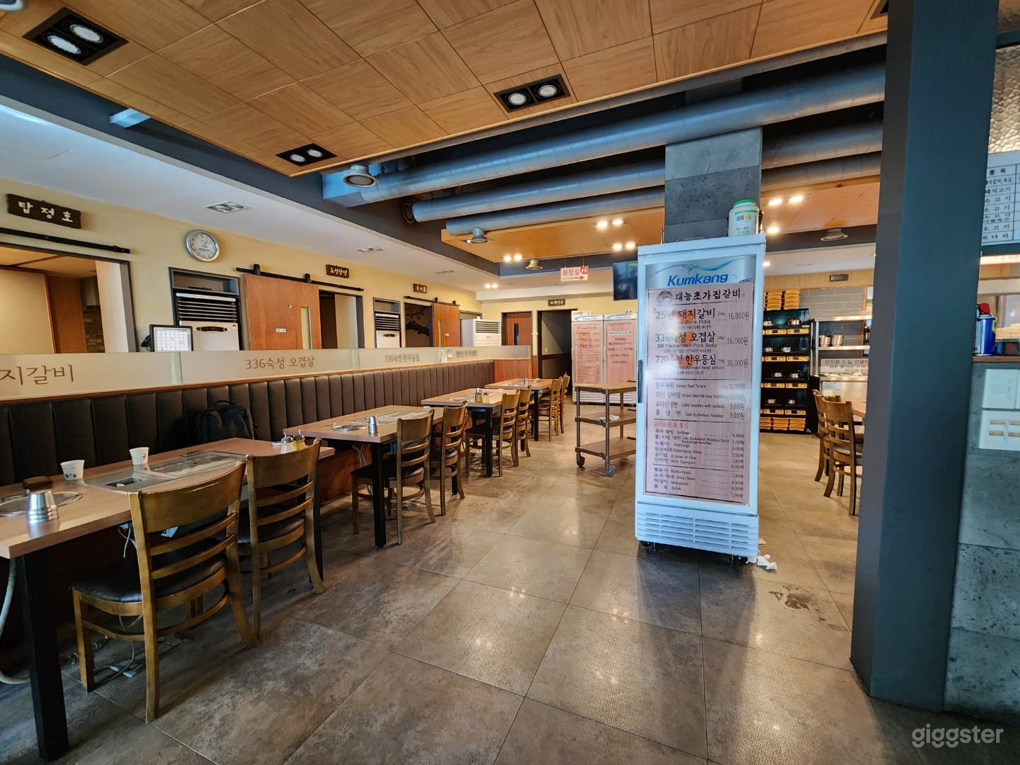 따뜻하고 현대적인 느낌의 갈비 맛집 대형 식당 Photo 2