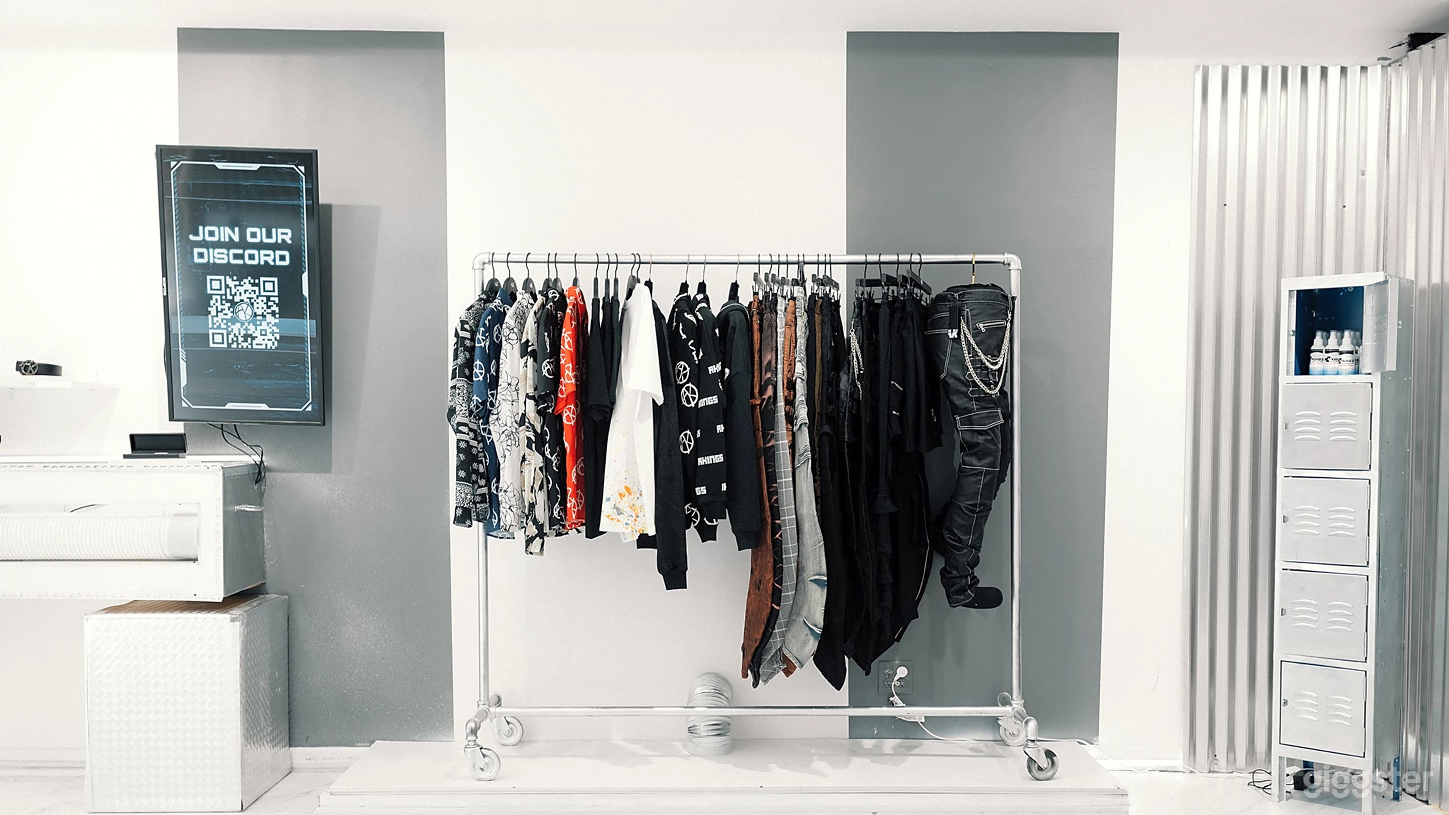 White, Sleek &amp; Modern Space in Manhattan Photo 3