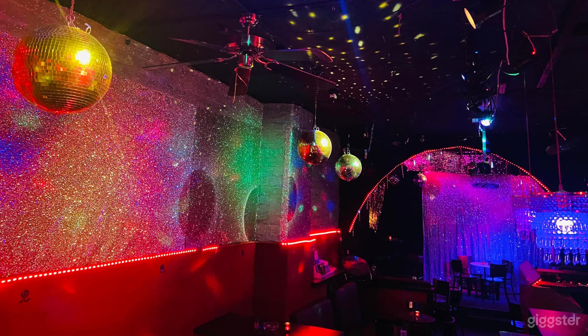 Warm Underground Bar w/ Intimate Lighting in Central Berlin Photo 4