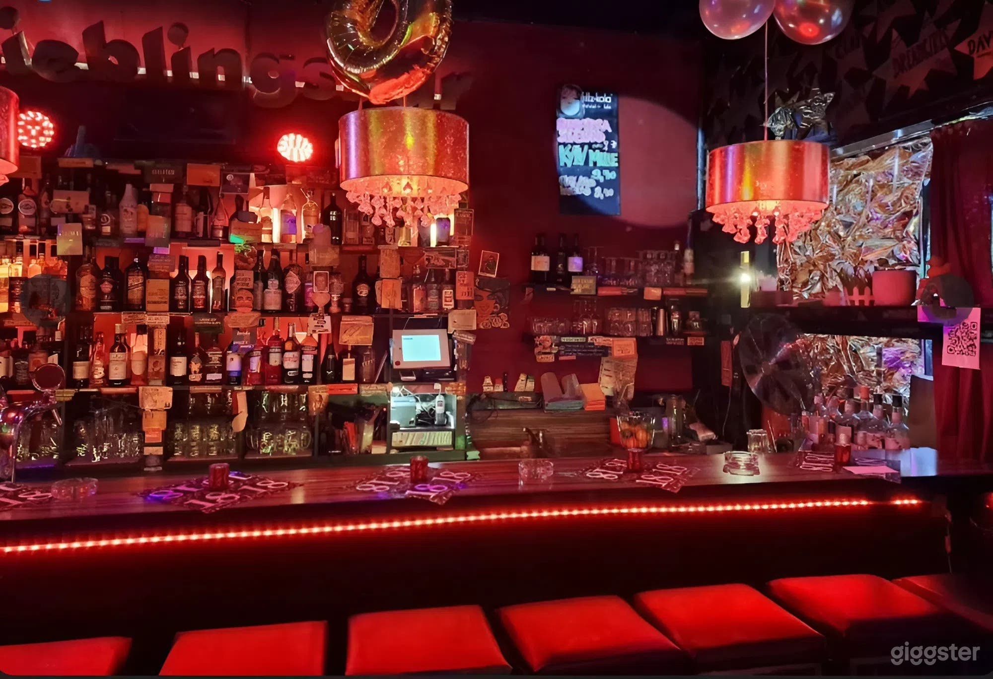 Warm Underground Bar w/ Intimate Lighting in Central Berlin Photo 2