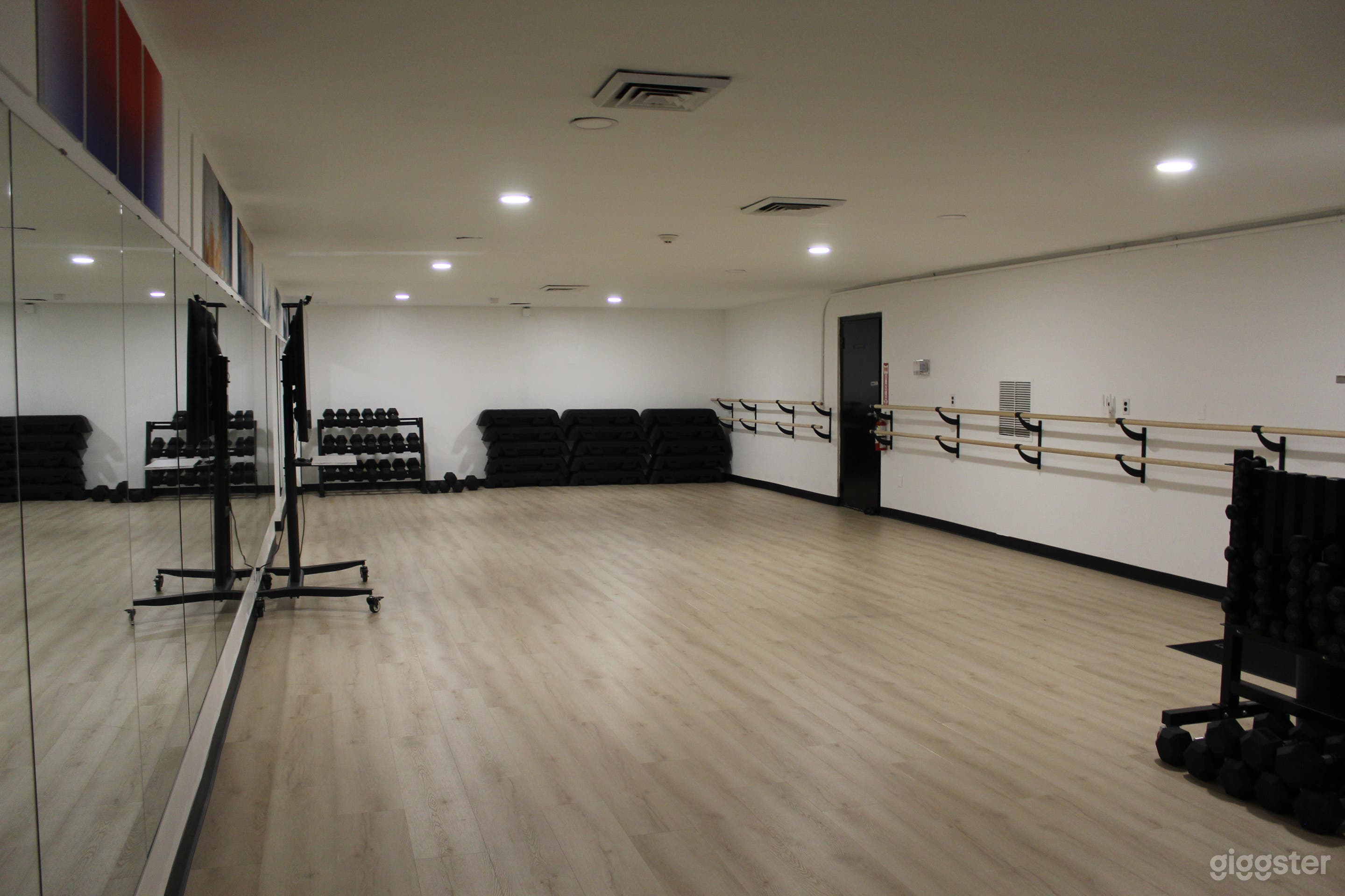 Spacious Dance Studio with Mirrors &amp; Pro Flooring Photo 1