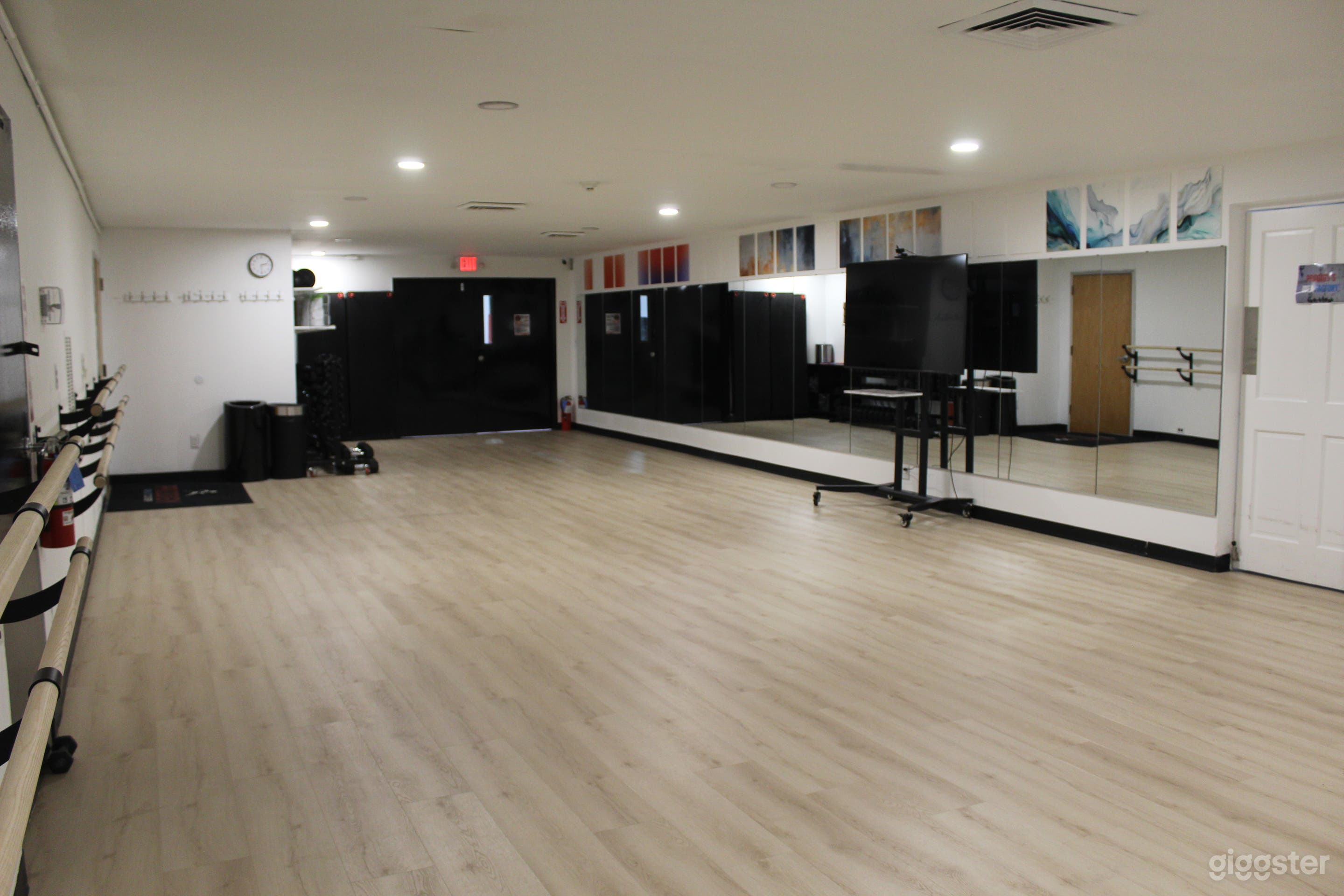 Spacious Dance Studio with Mirrors &amp; Pro Flooring Photo 3
