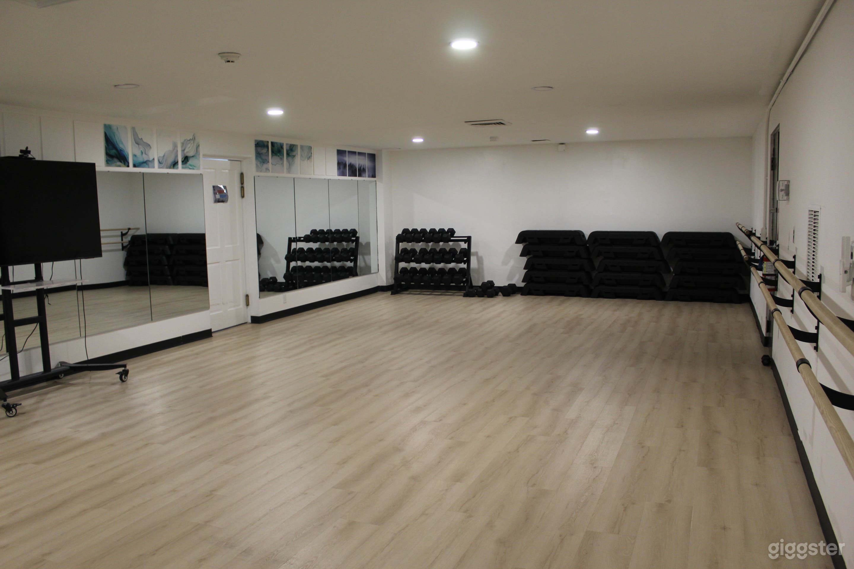 Spacious Dance Studio with Mirrors &amp; Pro Flooring Photo 2