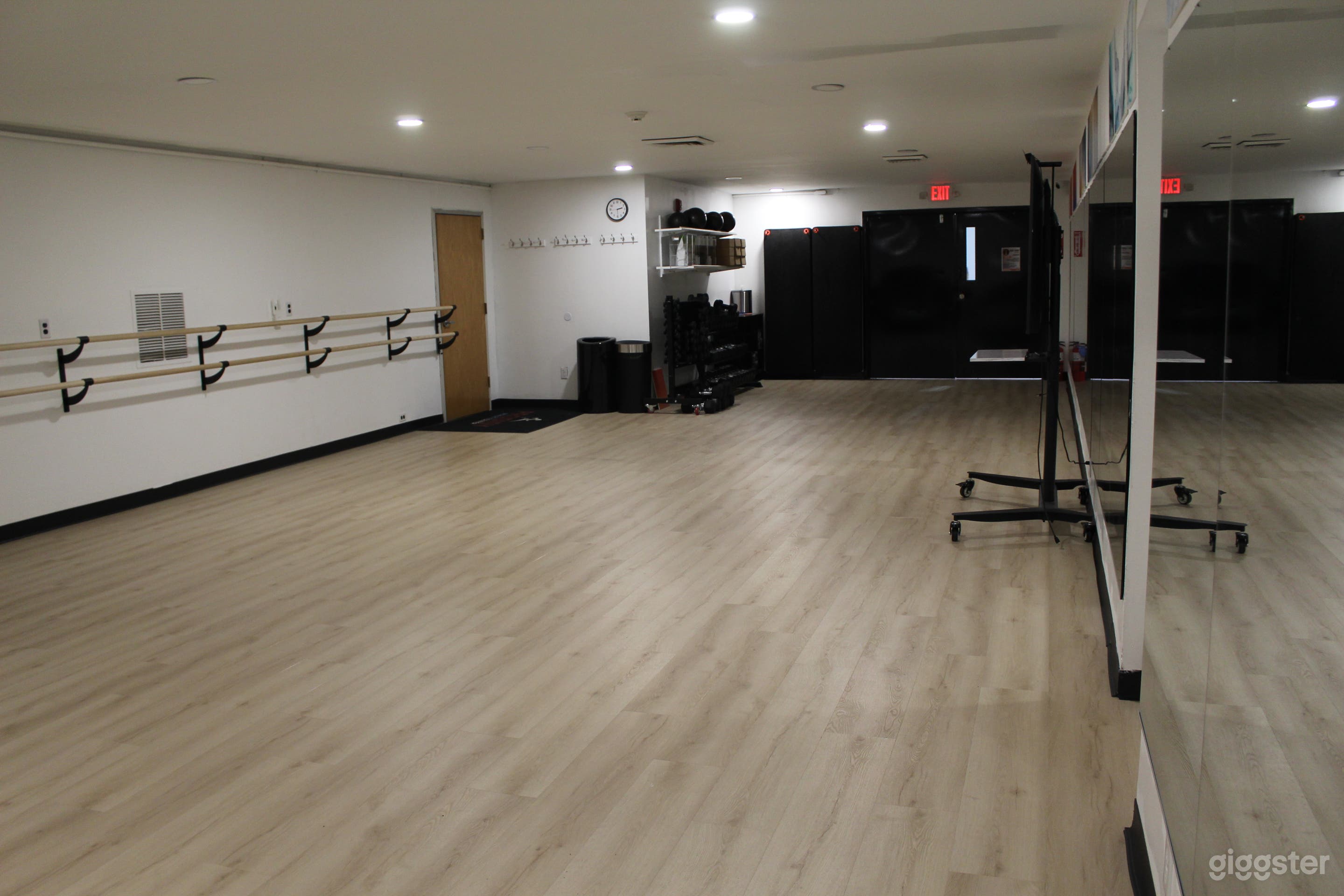 Spacious Dance Studio with Mirrors &amp; Pro Flooring Photo 4