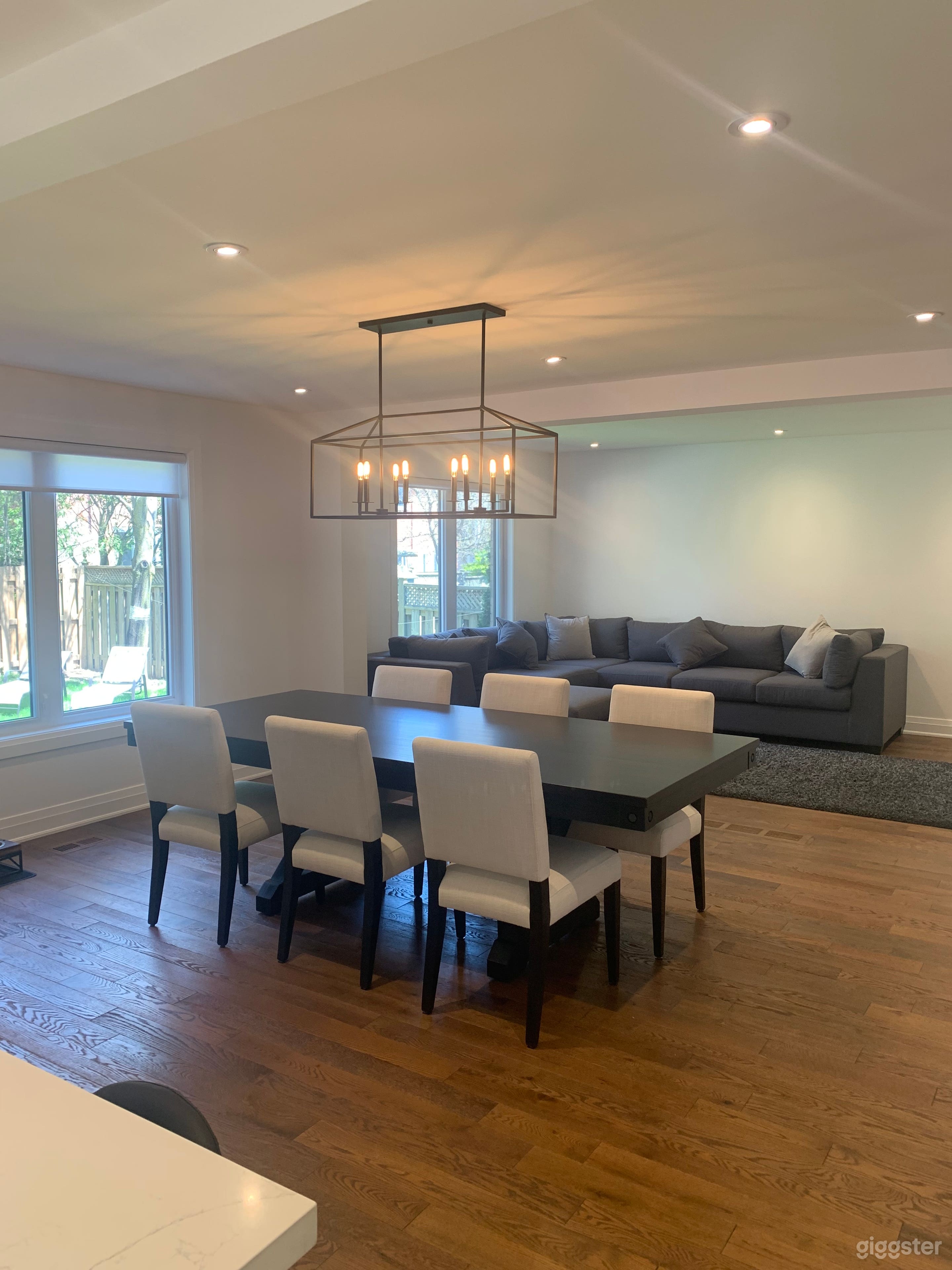 Bright, white &amp;black, open concept suburban home Photo 2