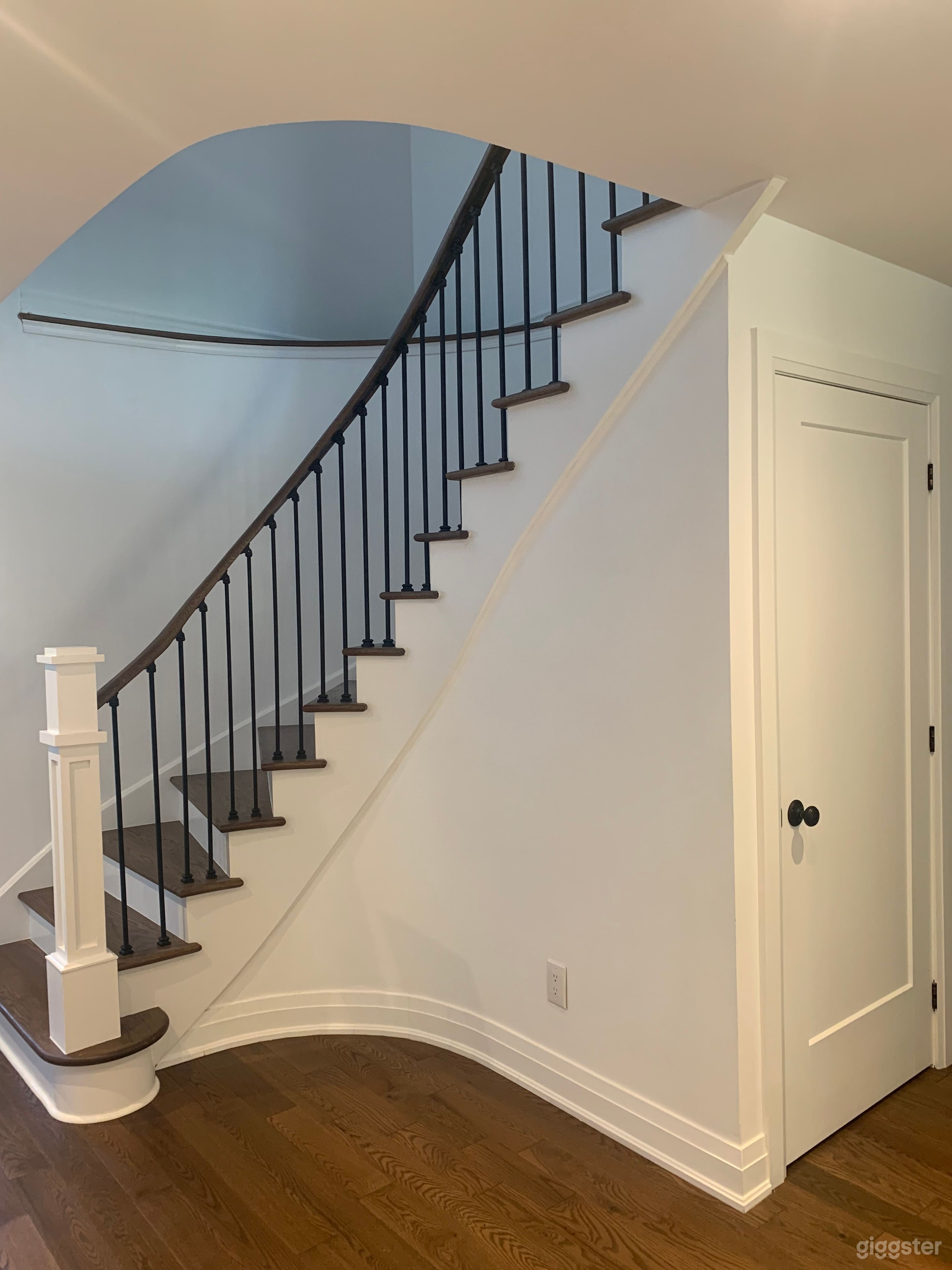 Bright, white &amp;black, open concept suburban home Photo 4