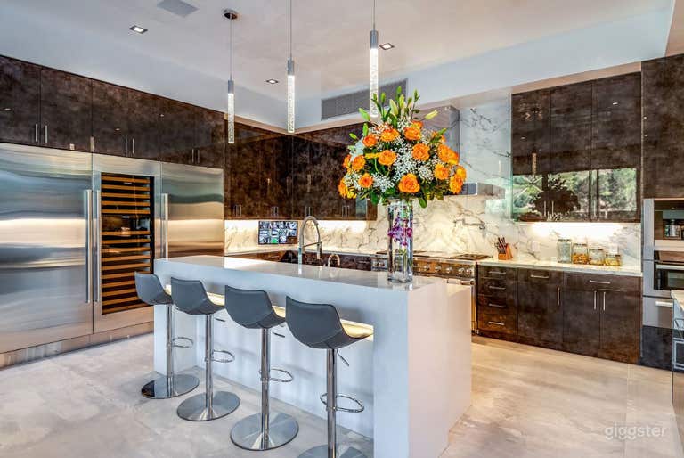  MIDNIGHT LUXE: NEON POOL, THEATER & HILLSIDE GLAM 