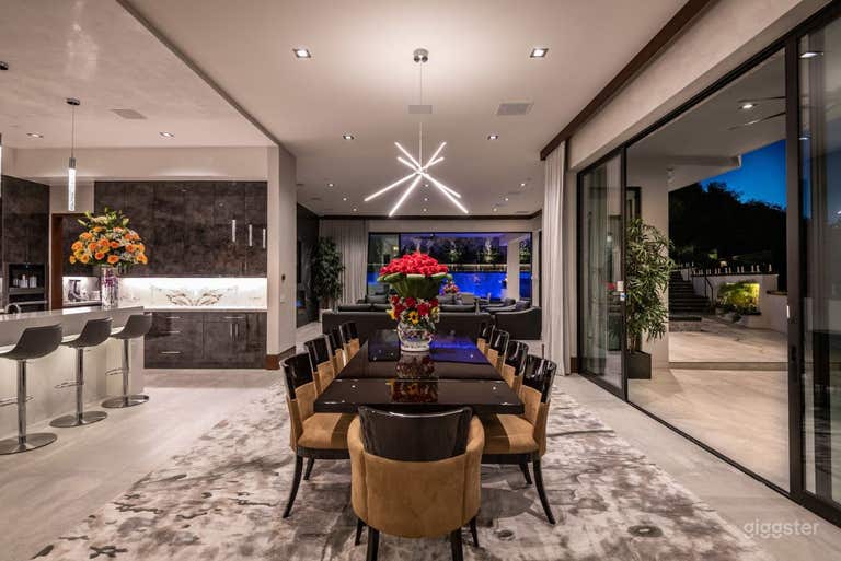  MIDNIGHT LUXE: NEON POOL, THEATER & HILLSIDE GLAM 