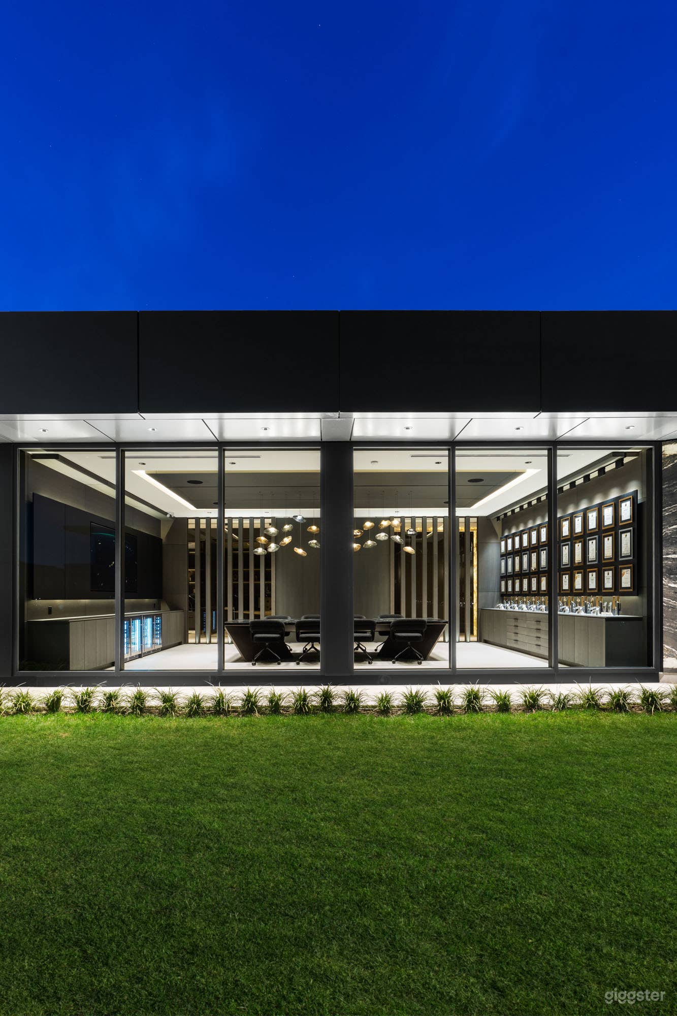 Modern Office &amp; Reception in North Vancouver Photo 3