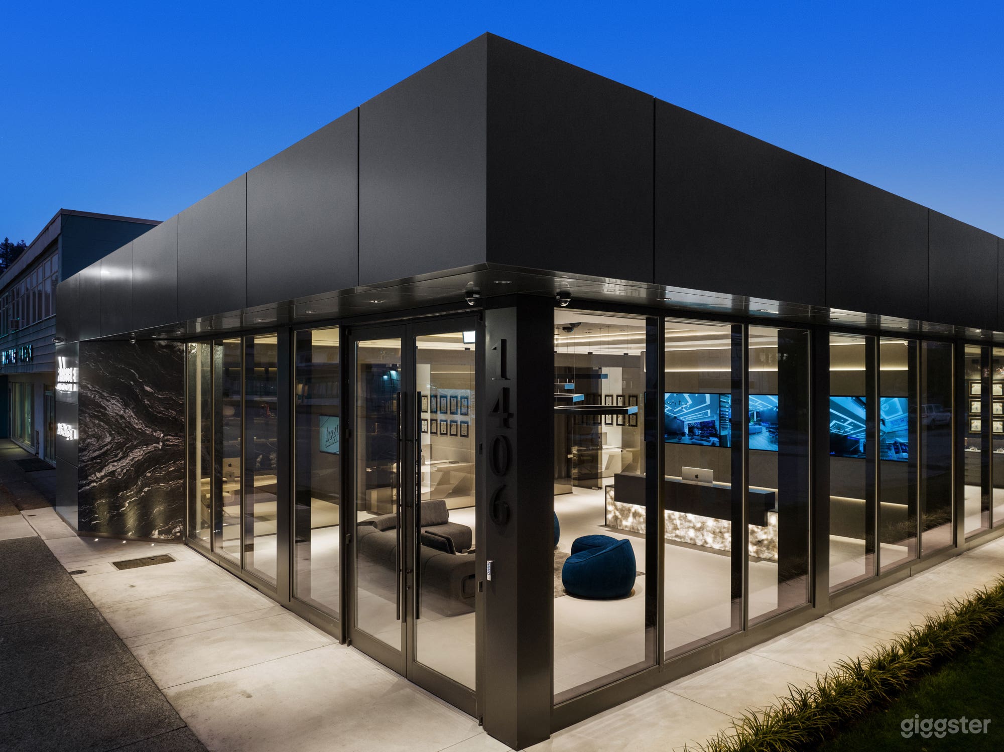 Modern Office &amp; Reception in North Vancouver Photo 2