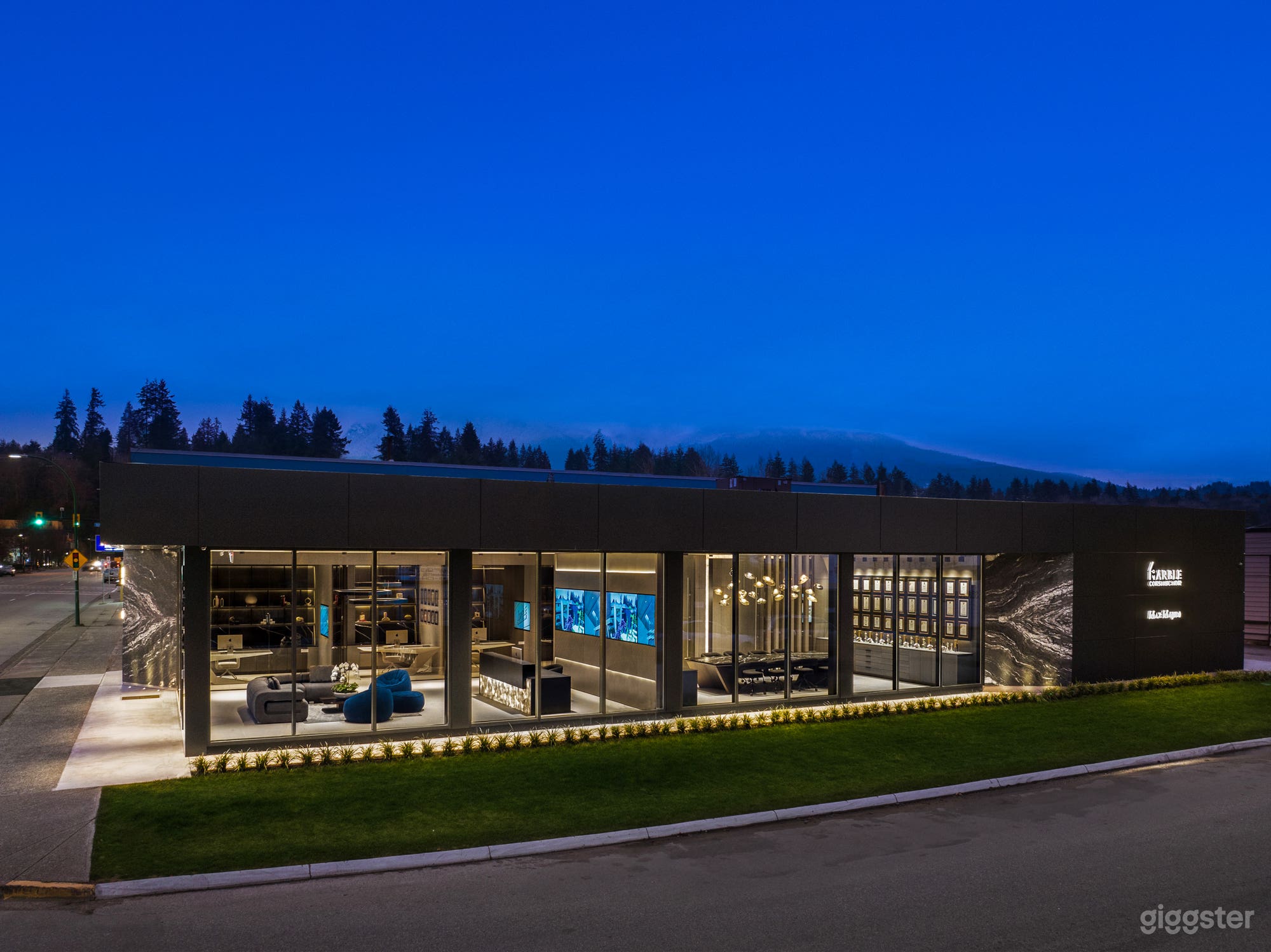 Modern Office &amp; Reception in North Vancouver Photo 4