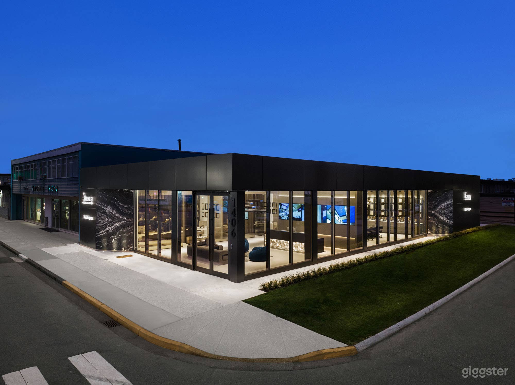 Modern Office &amp; Reception in North Vancouver Photo 1