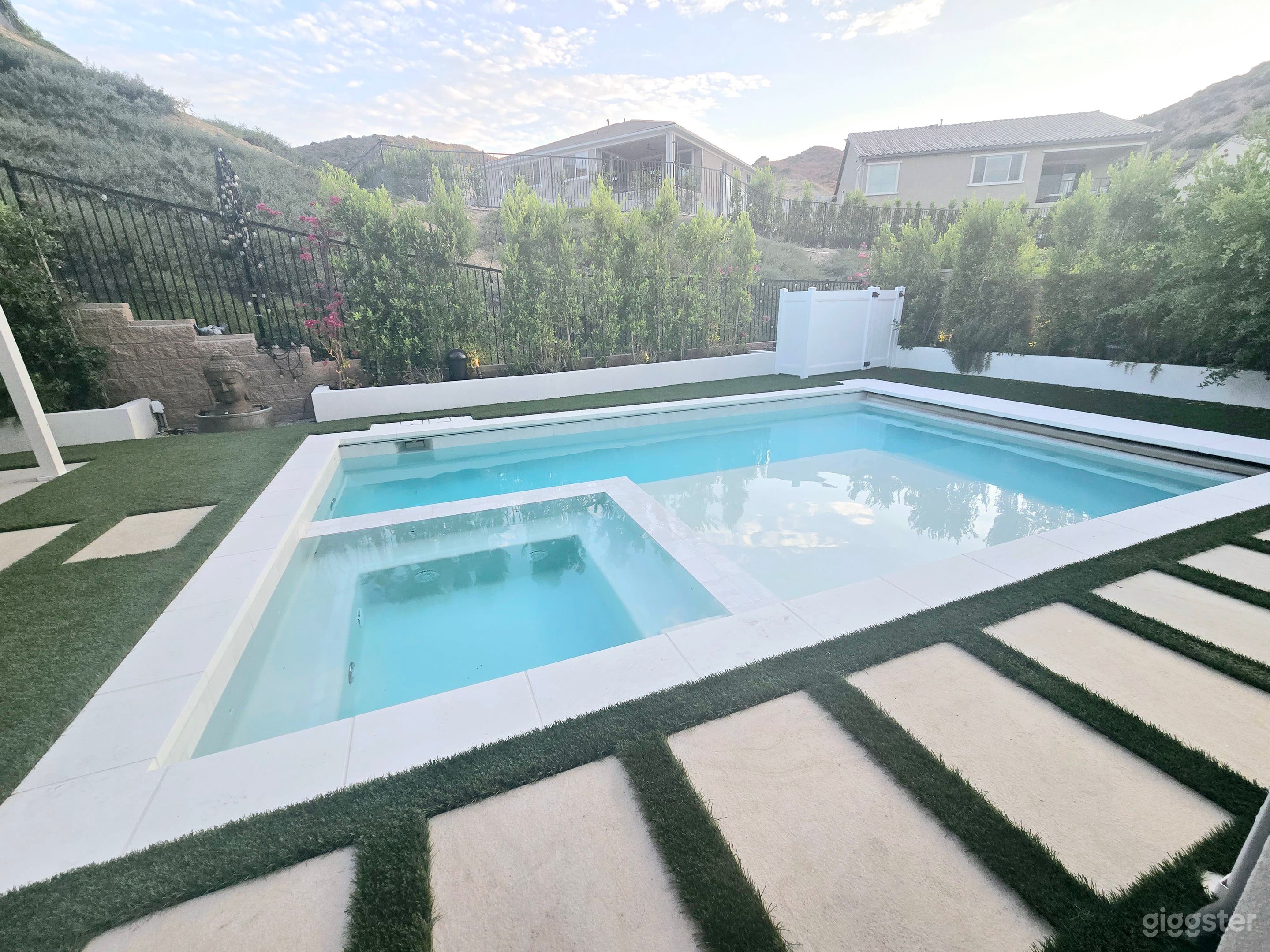 Beautiful Pool Modern Oasis Photo 4