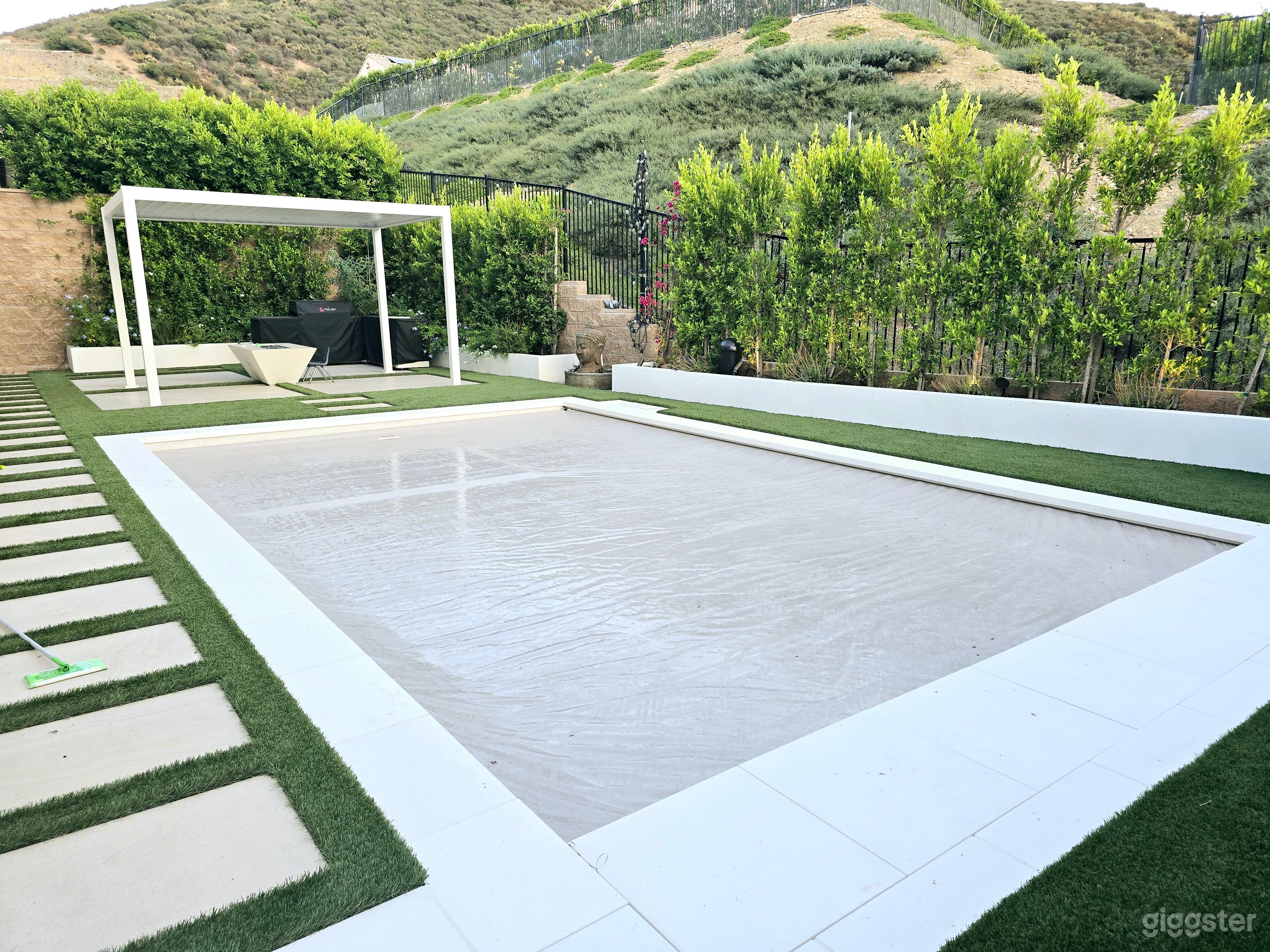 Beautiful Pool Modern Oasis Photo 3