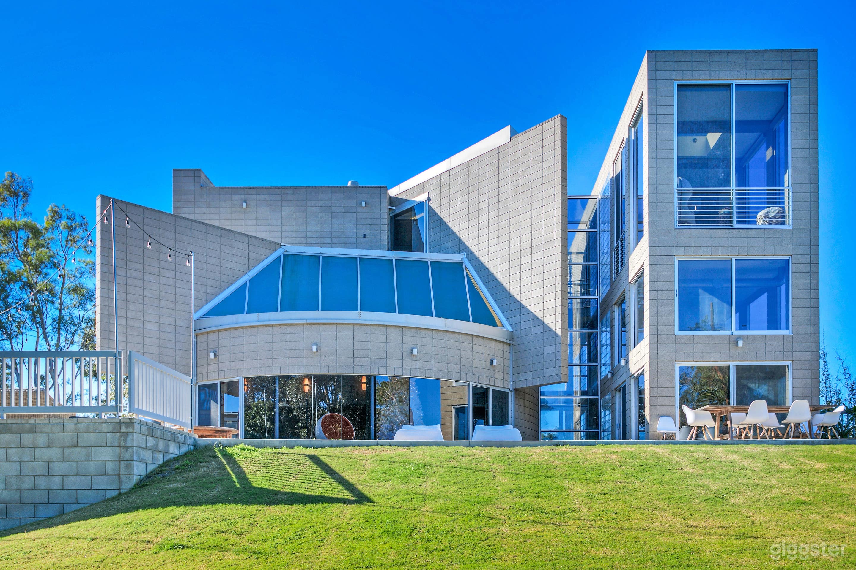 Tropical Concrete  Photo 1