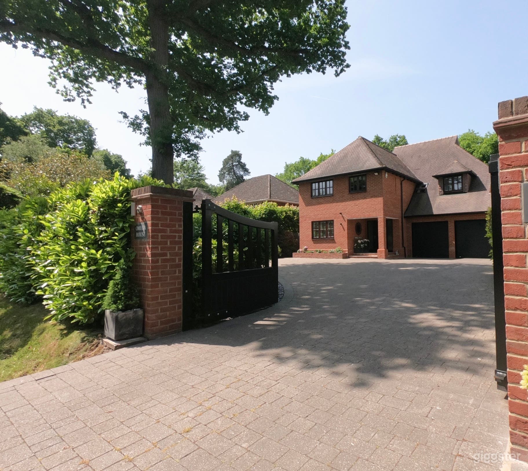 Gated 5 bedrooms, a large family home 