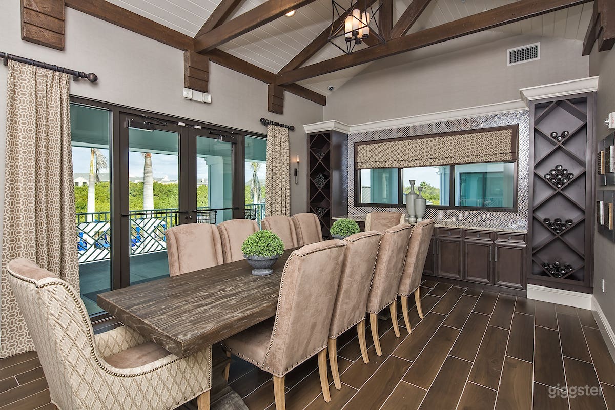 Chic Dining Room in St. Petersburg Photo 3