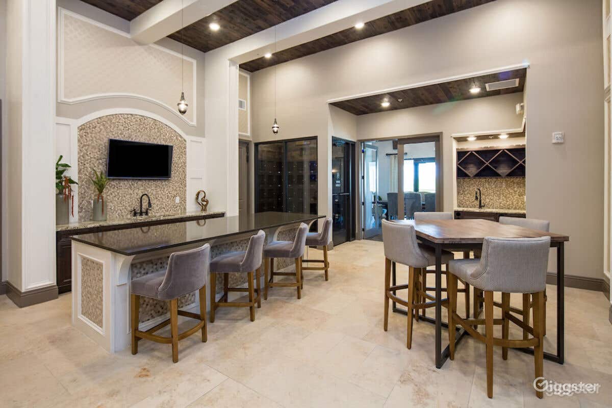 Chic Dining Room in St. Petersburg Photo 1