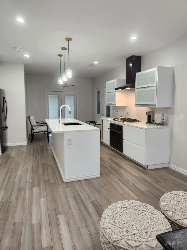  Kitchen to warm up food only 