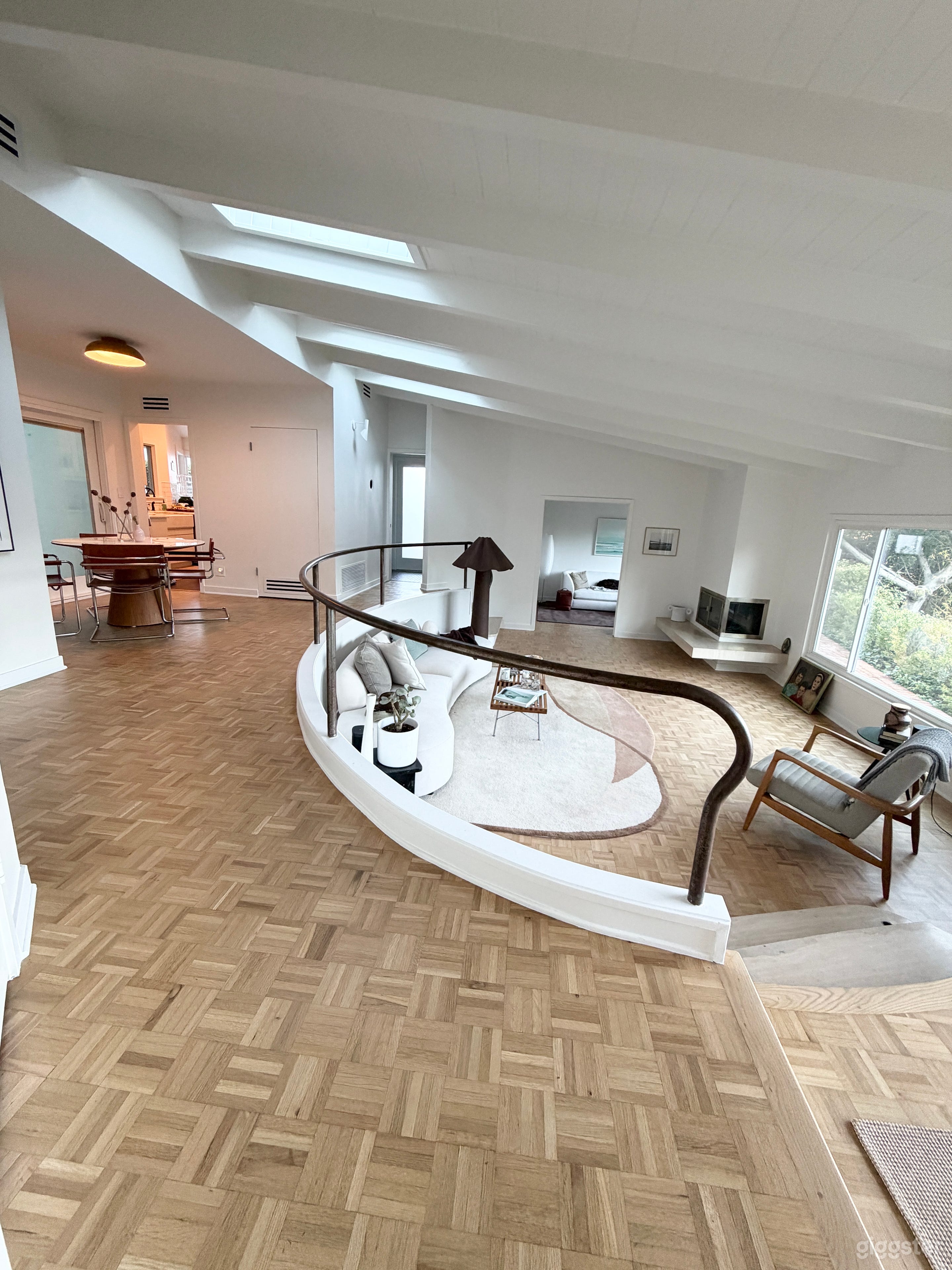 Classic mid-century home with a view and pool Photo 4