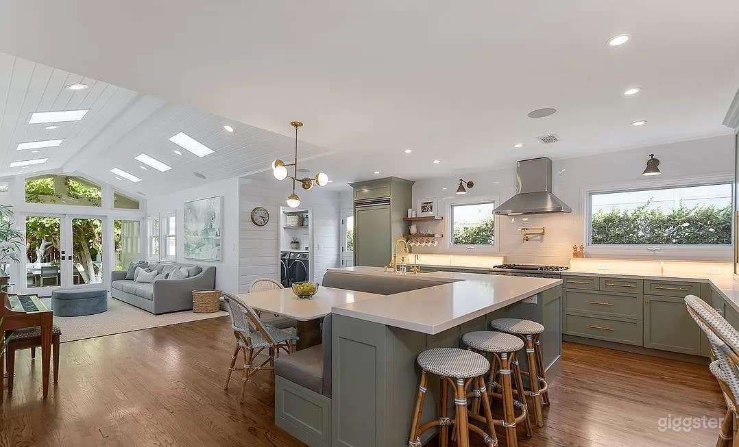 Recently renovated bright house Photo 1