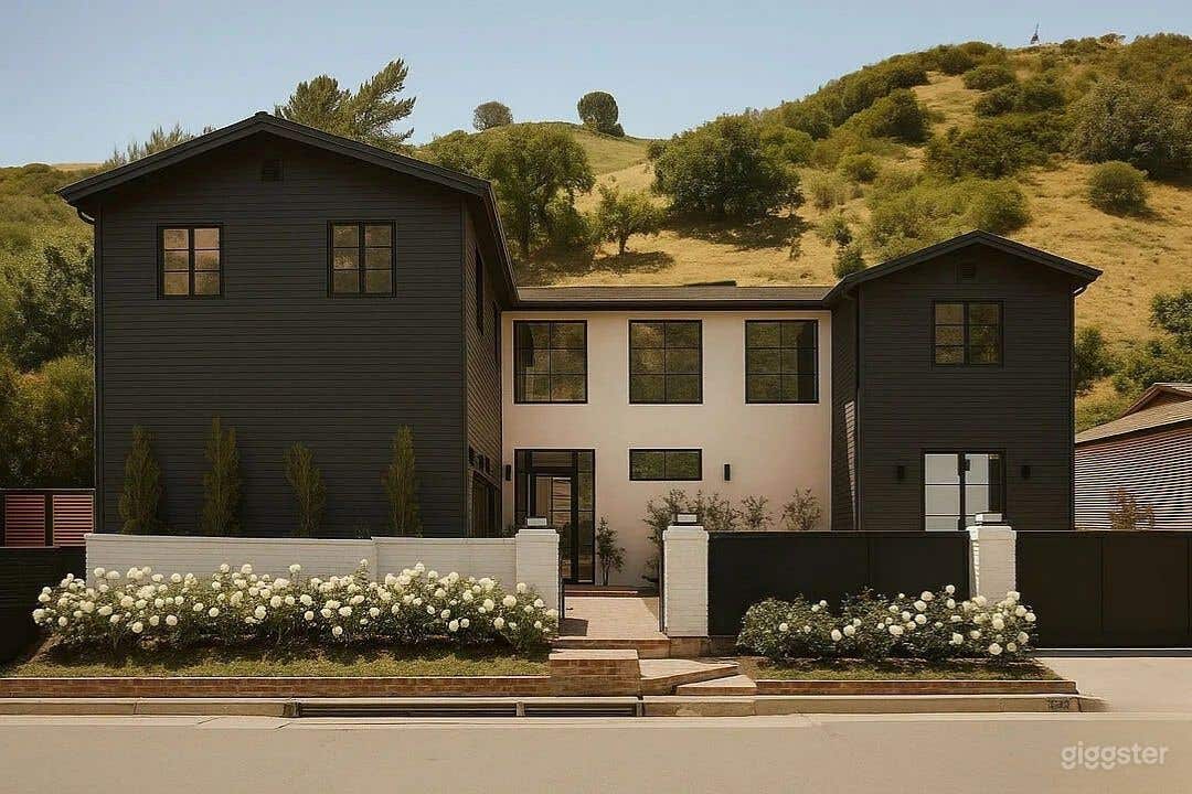 Modern Designer Home with Pool &amp; Stylish Interiors Photo 1