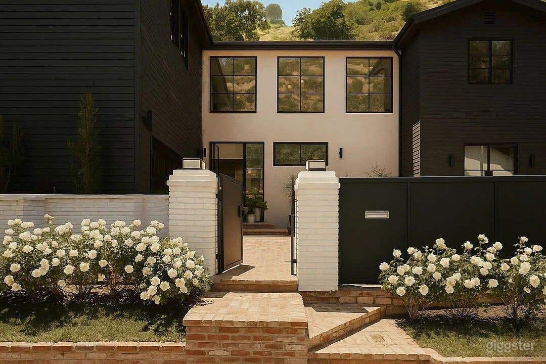 Modern Designer Home with Pool &amp; Stylish Interiors Photo 2