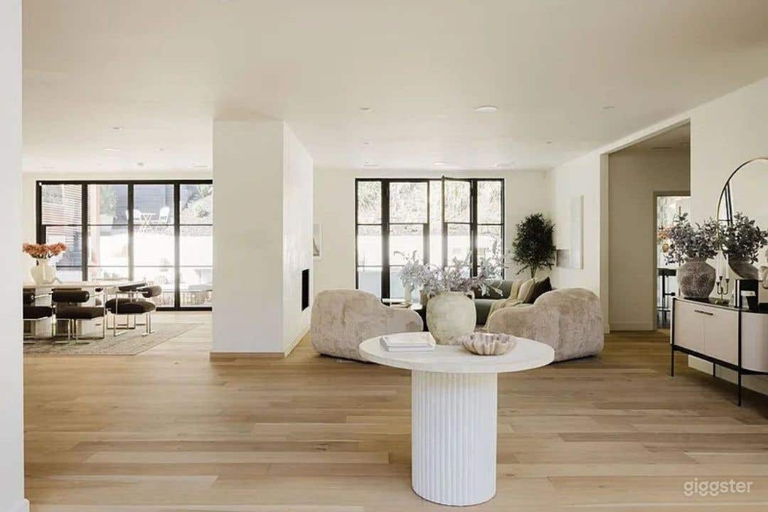 Modern Designer Home with Pool &amp; Stylish Interiors Photo 4