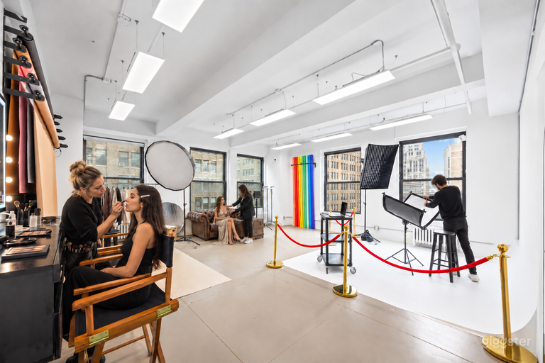  1220: Manhattan Natural Light Cyc Wall Studio w/ FREE LIGHTS 