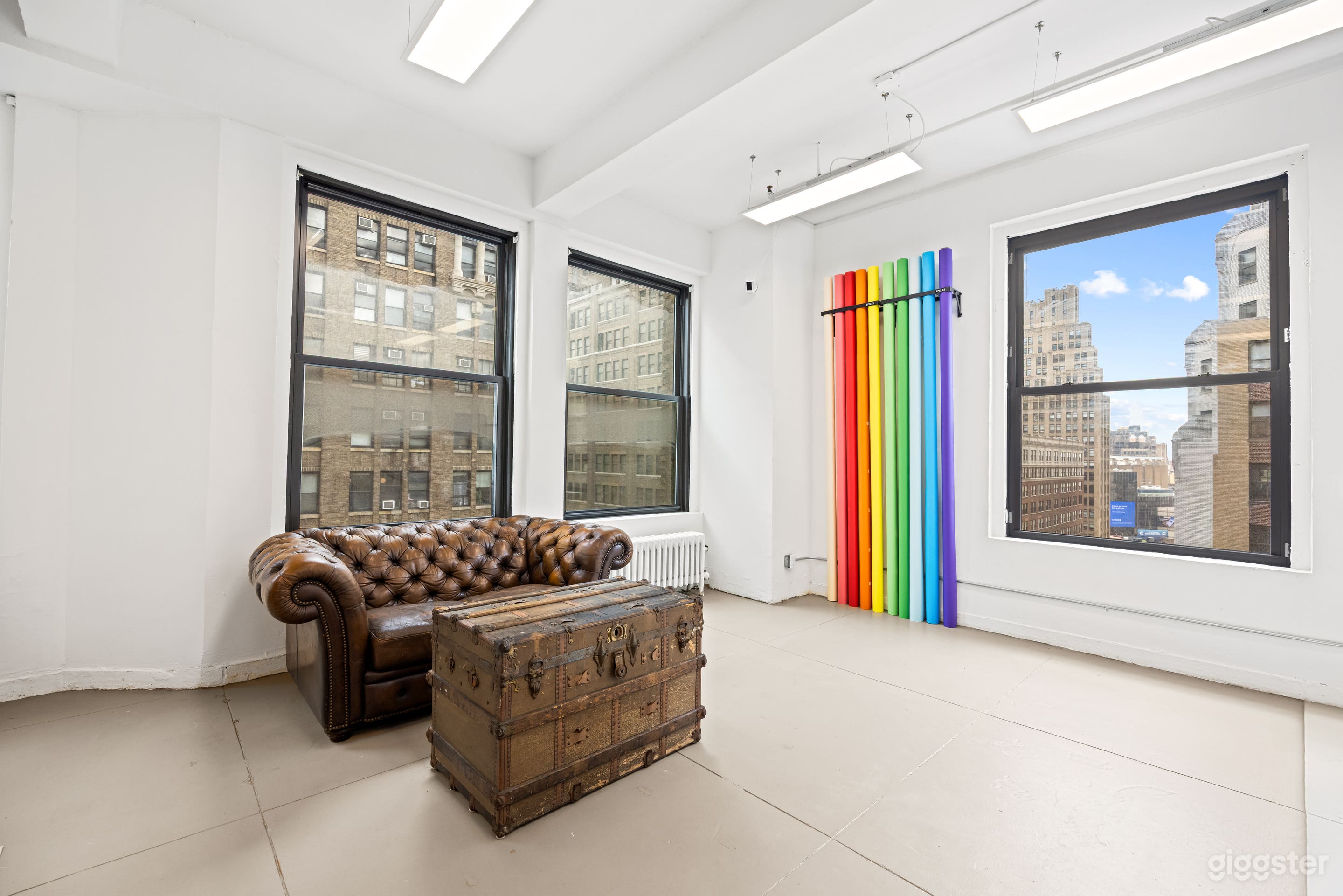 1220: Affordable Natural Light Studio w Cyc Wall Photo 2