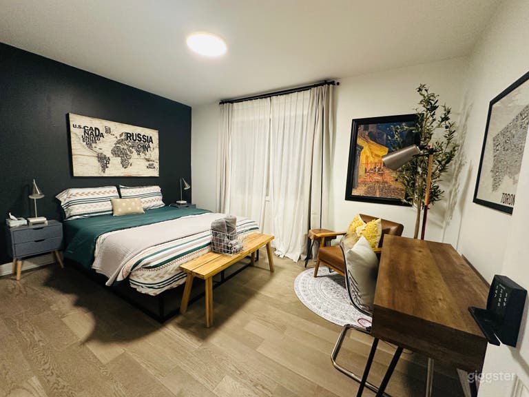  Bright, modern decor home with huge backyard 