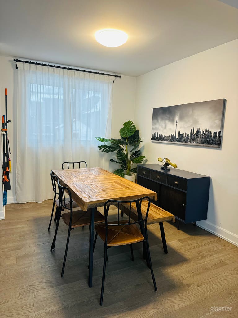  Bright, modern decor home with huge backyard 