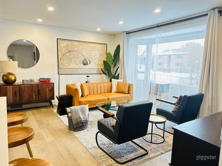  Bright, modern decor home with huge backyard 