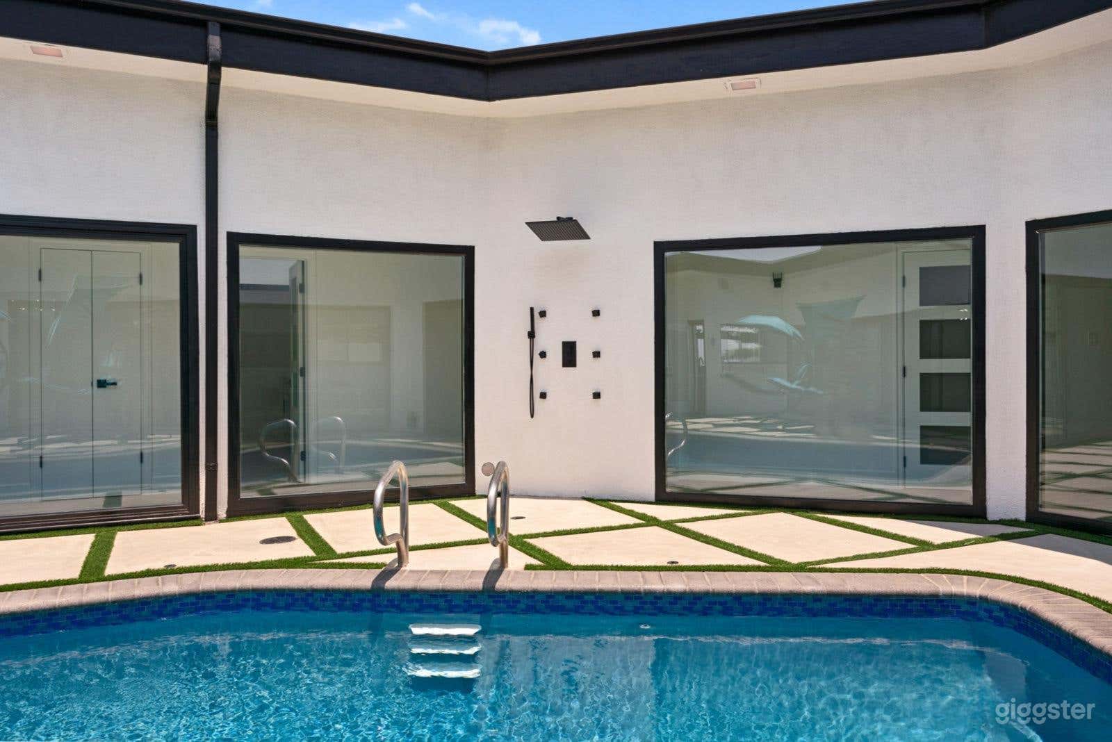 Iconic Poolside Oasis with Jaw-Dropping City View Photo 4