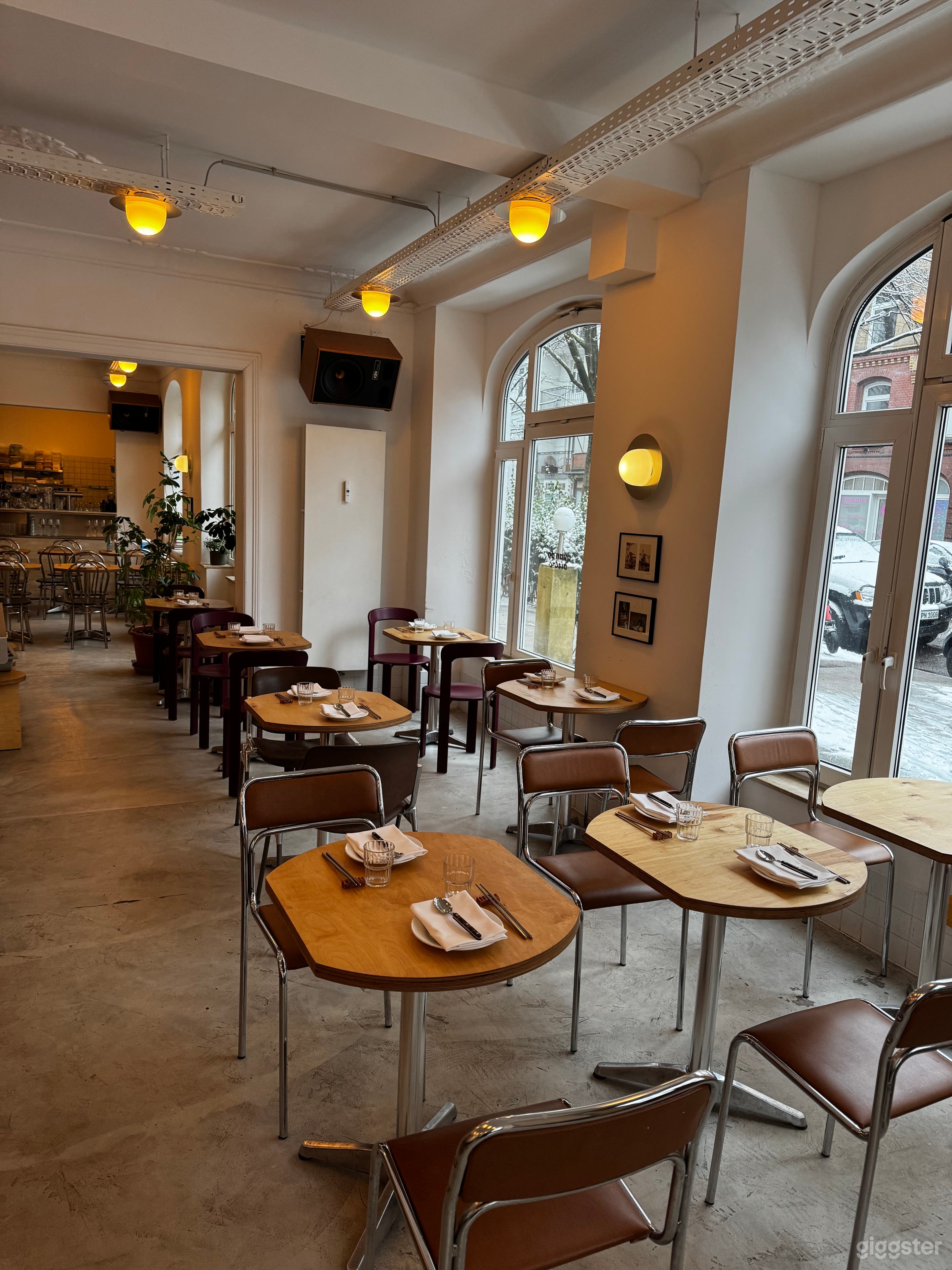 Helles, lichtdurchflutetes Restaurant mit modernem Interieur Foto 1