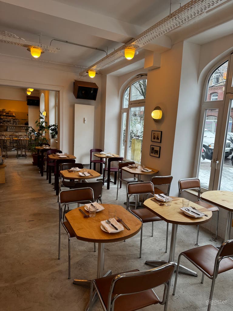  Helles, lichtdurchflutetes Restaurant mit modernem Interieur 