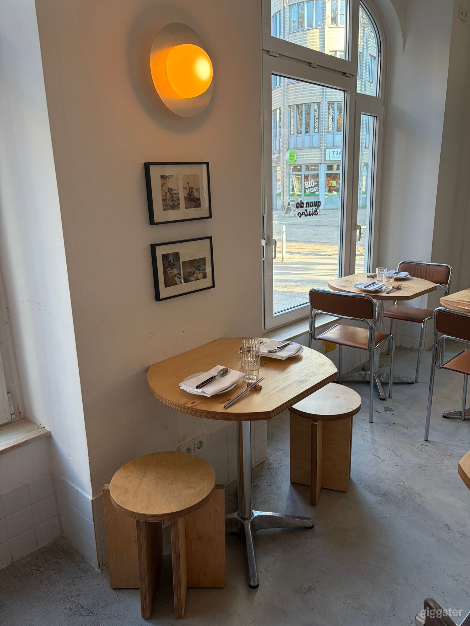 Helles, lichtdurchflutetes Restaurant mit modernem Interieur Foto 2
