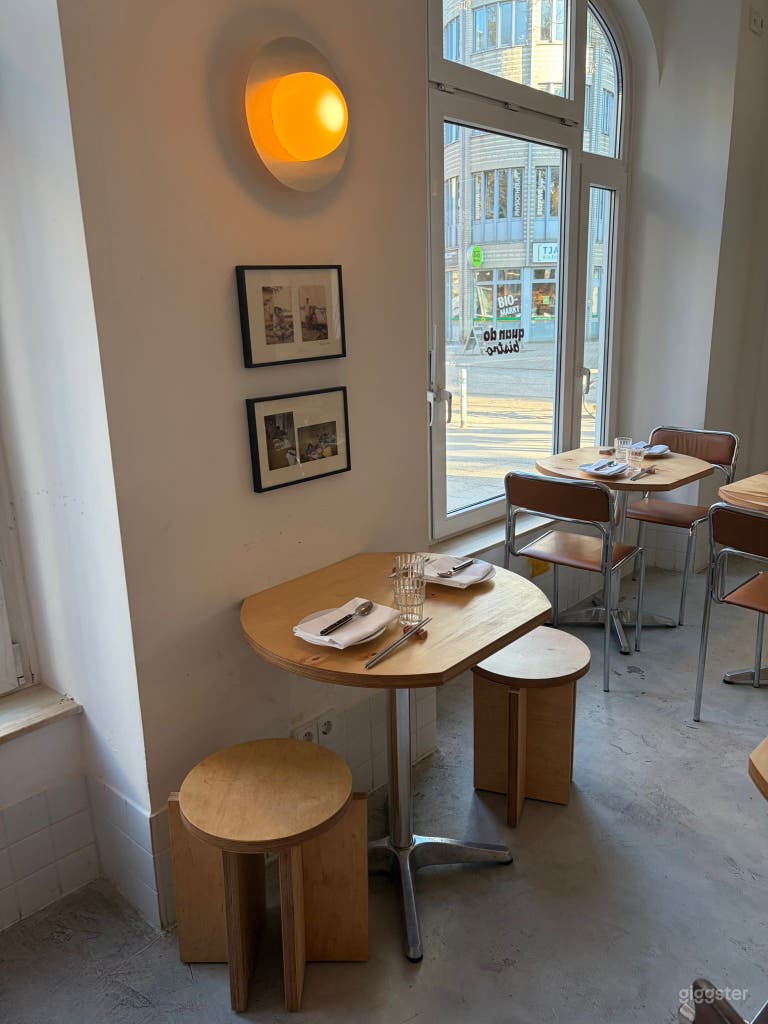  Helles, lichtdurchflutetes Restaurant mit modernem Interieur 