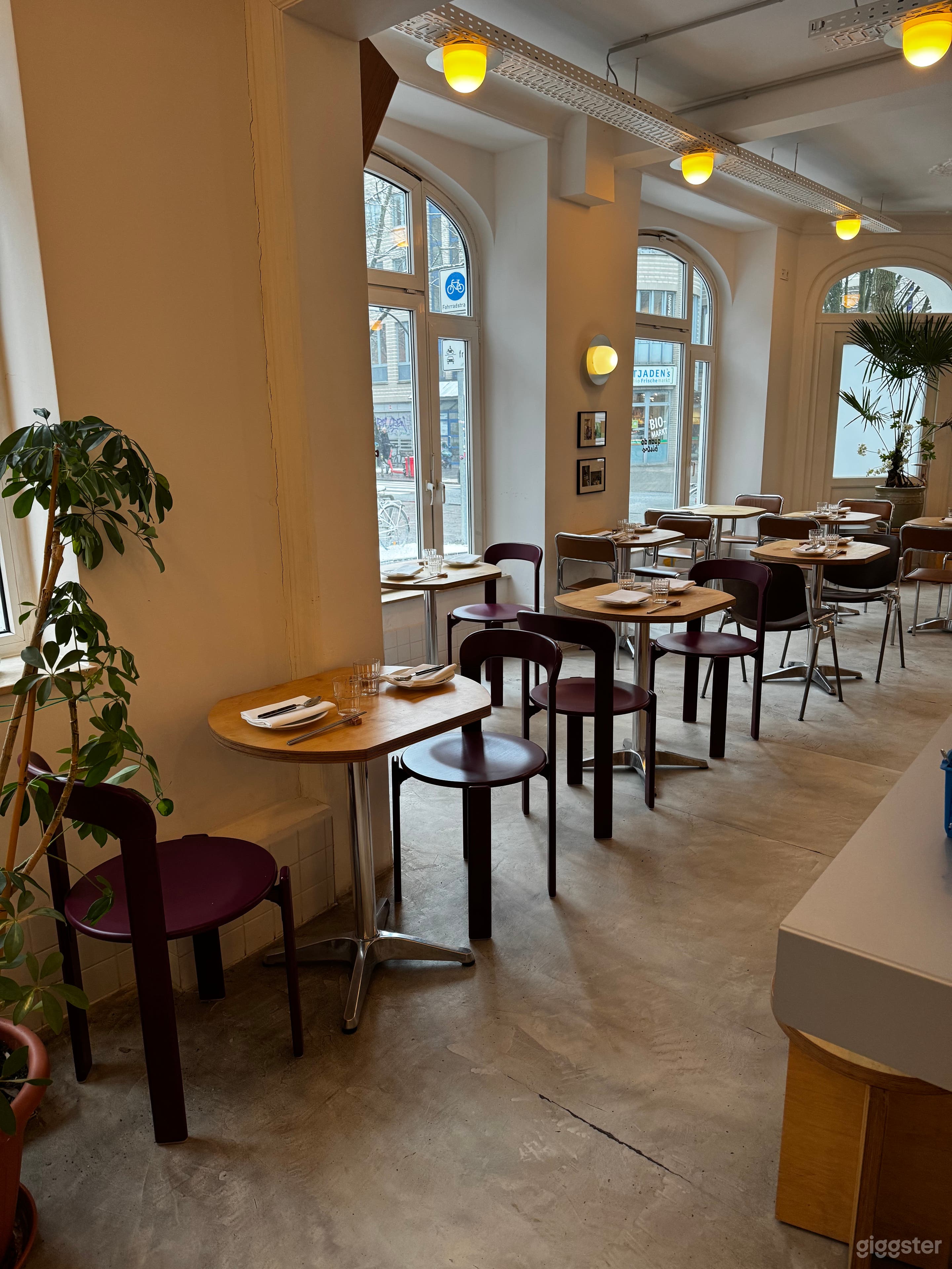 Helles, lichtdurchflutetes Restaurant mit modernem Interieur Foto 4