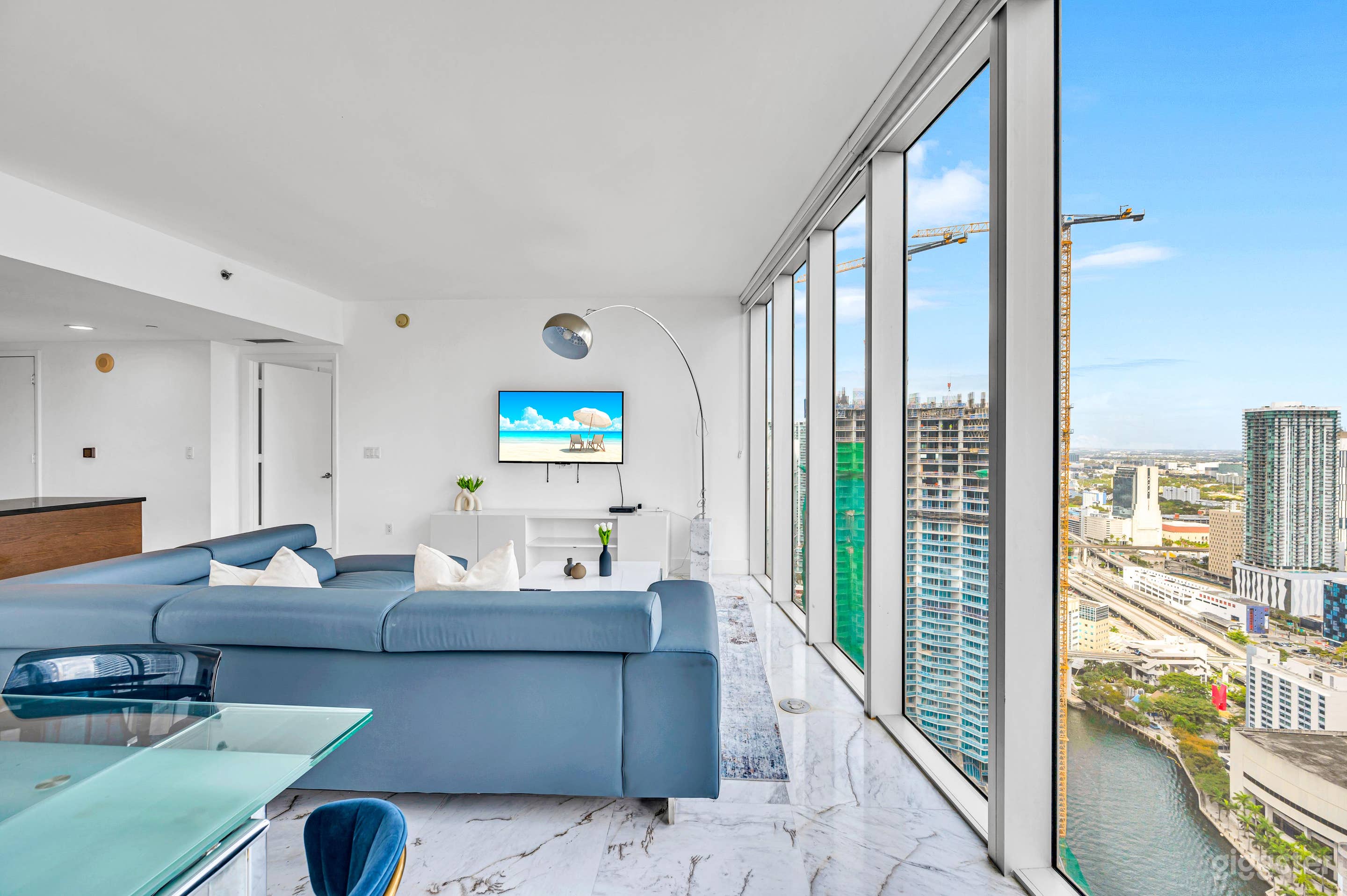 Sky High Luxury with Stunning City Views Photo 4