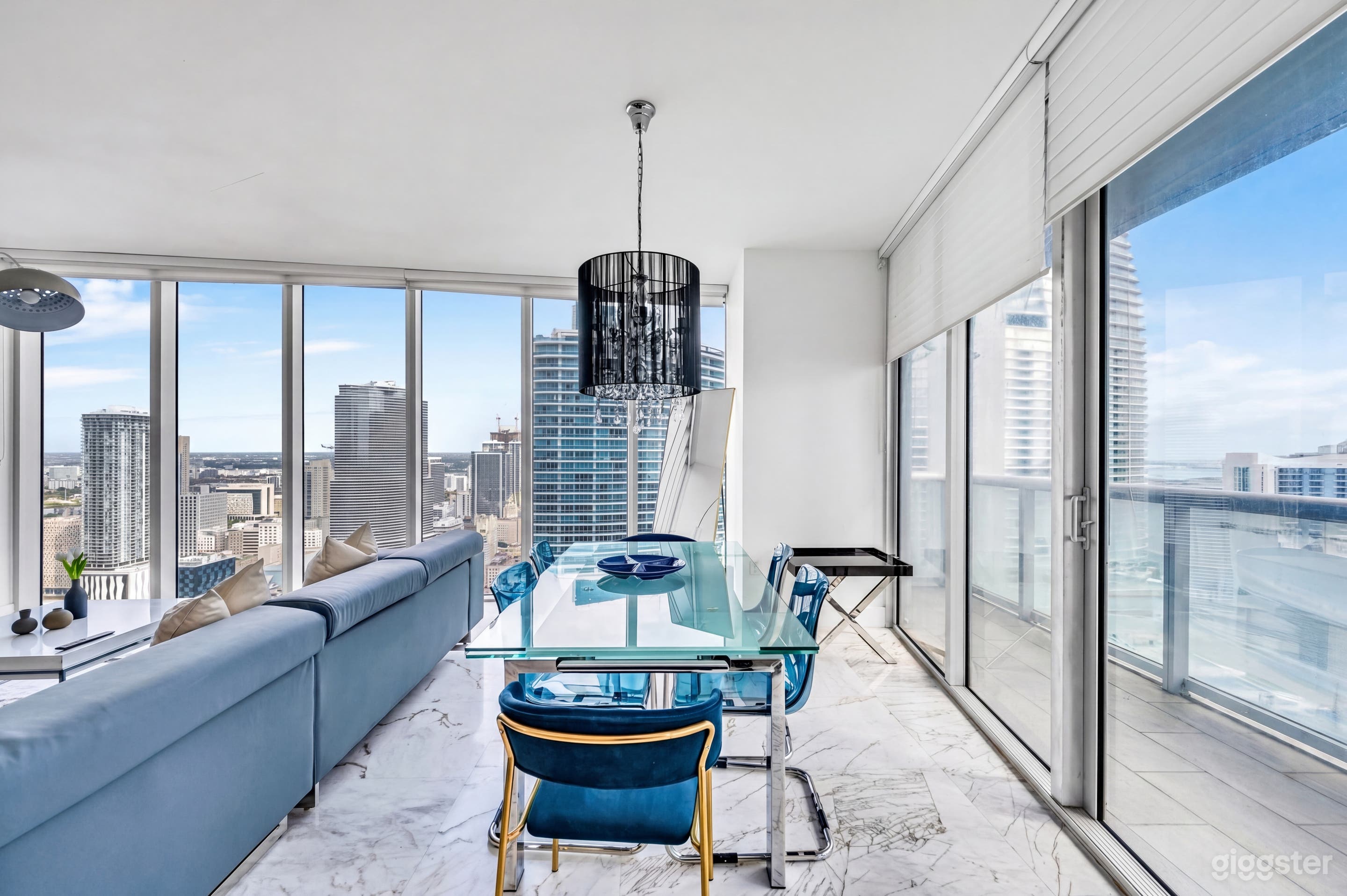 Sky High Luxury with Stunning City Views Photo 2
