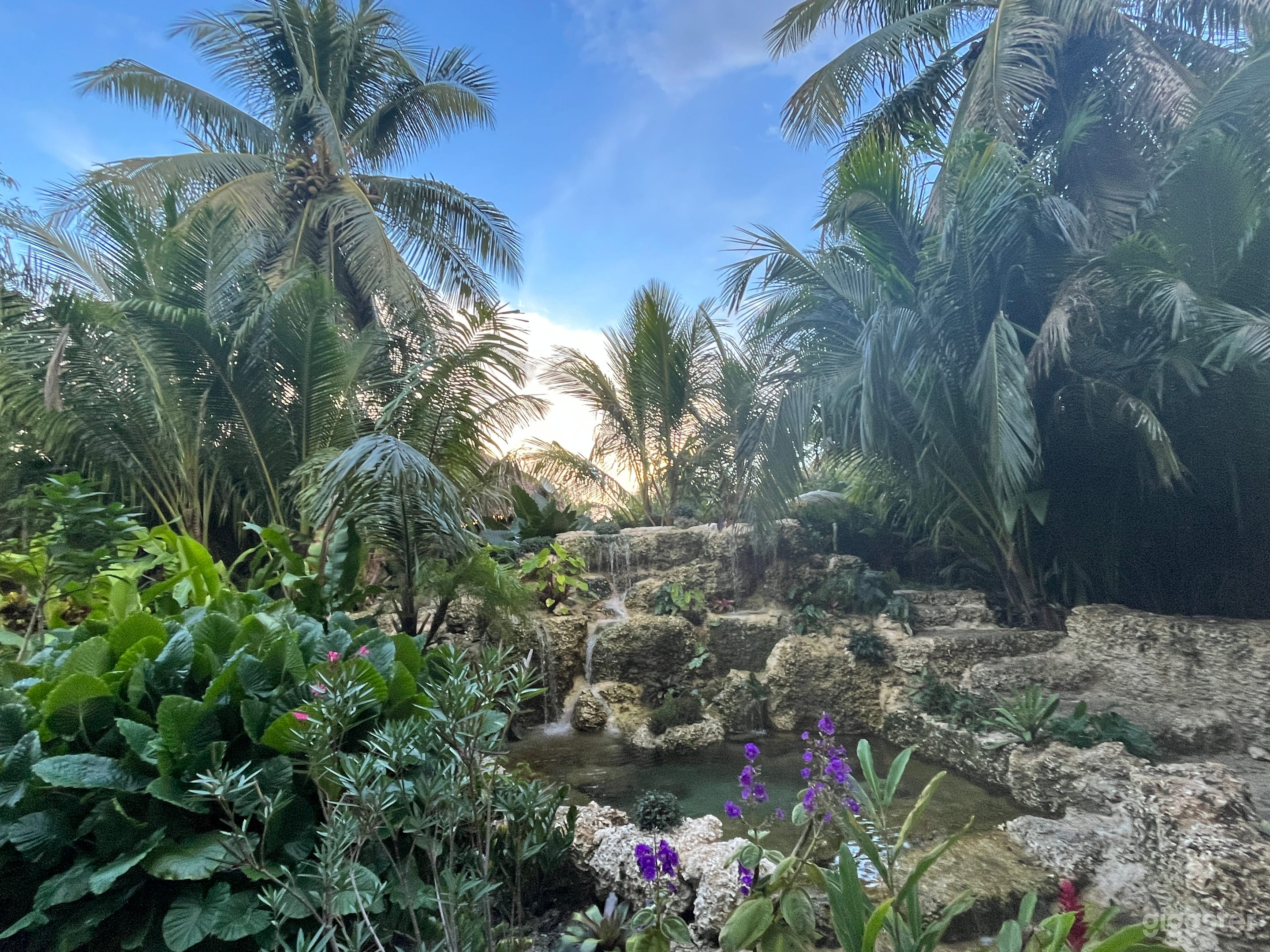 Tropical Paradise lagoons, waterfalls, tiki huts Photo 2