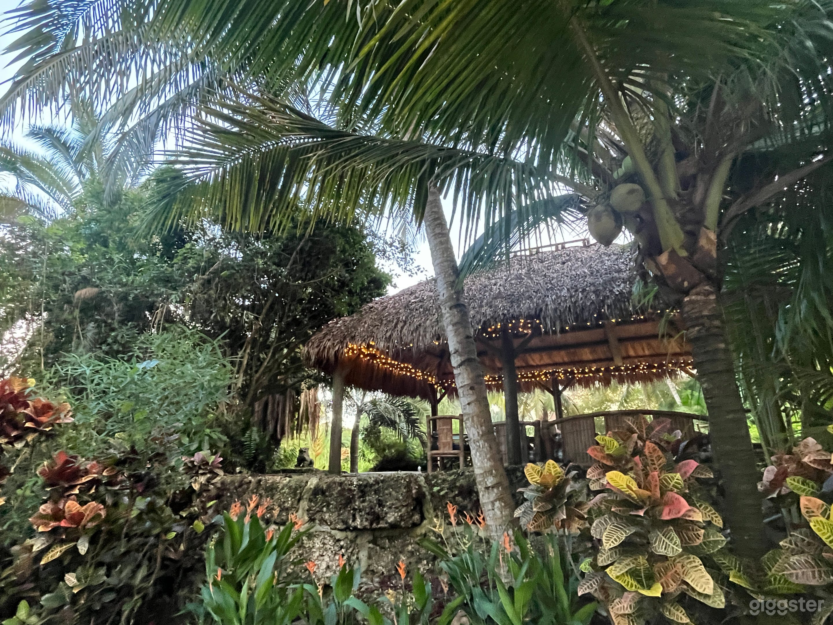 Tropical Paradise lagoons, waterfalls, tiki huts Photo 4