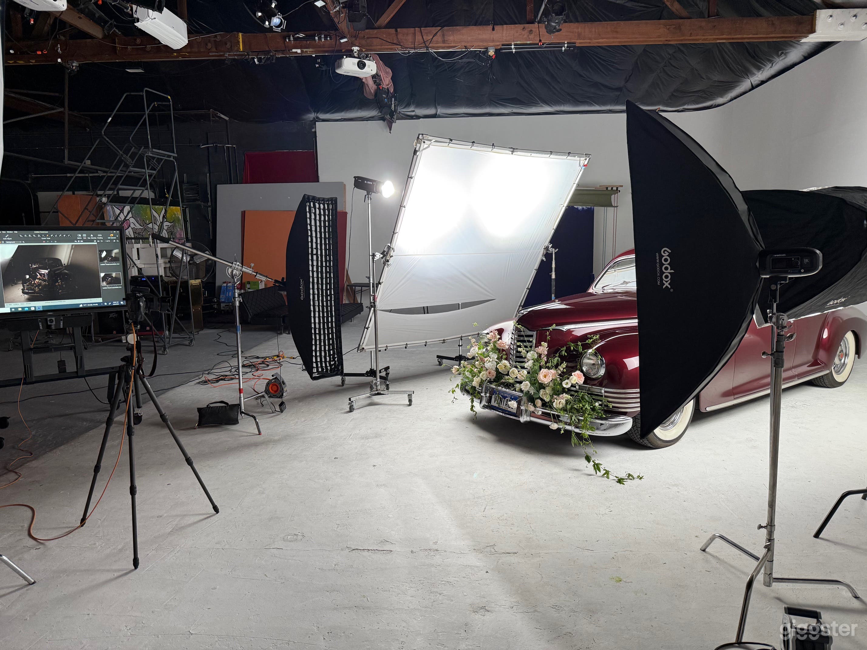 Versatile High Ceiling, Open Floor Studio Photo 2