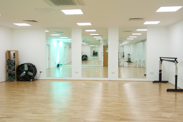  Estudio 2: 8 x 10m (900 sq ft) 