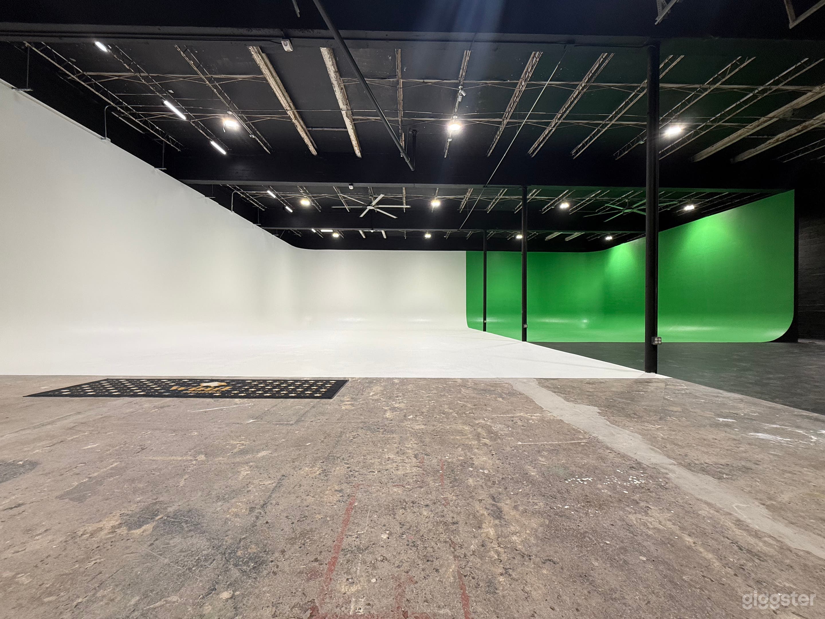 24/7 XXL Pro Studio w/ White &amp; Green Cyc Wall + Grid Ceiling Photo 2