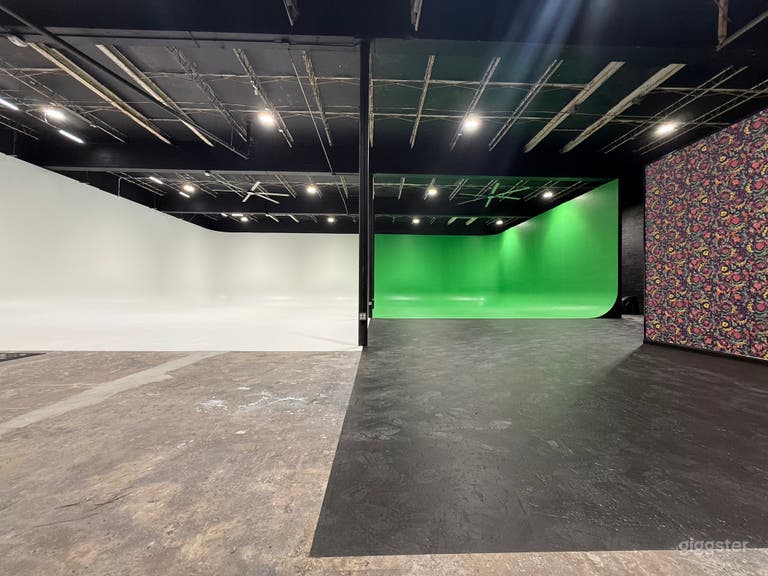  24/7 XXL Pro Studio w/ White & Green Cyc Wall + Grid Ceiling 